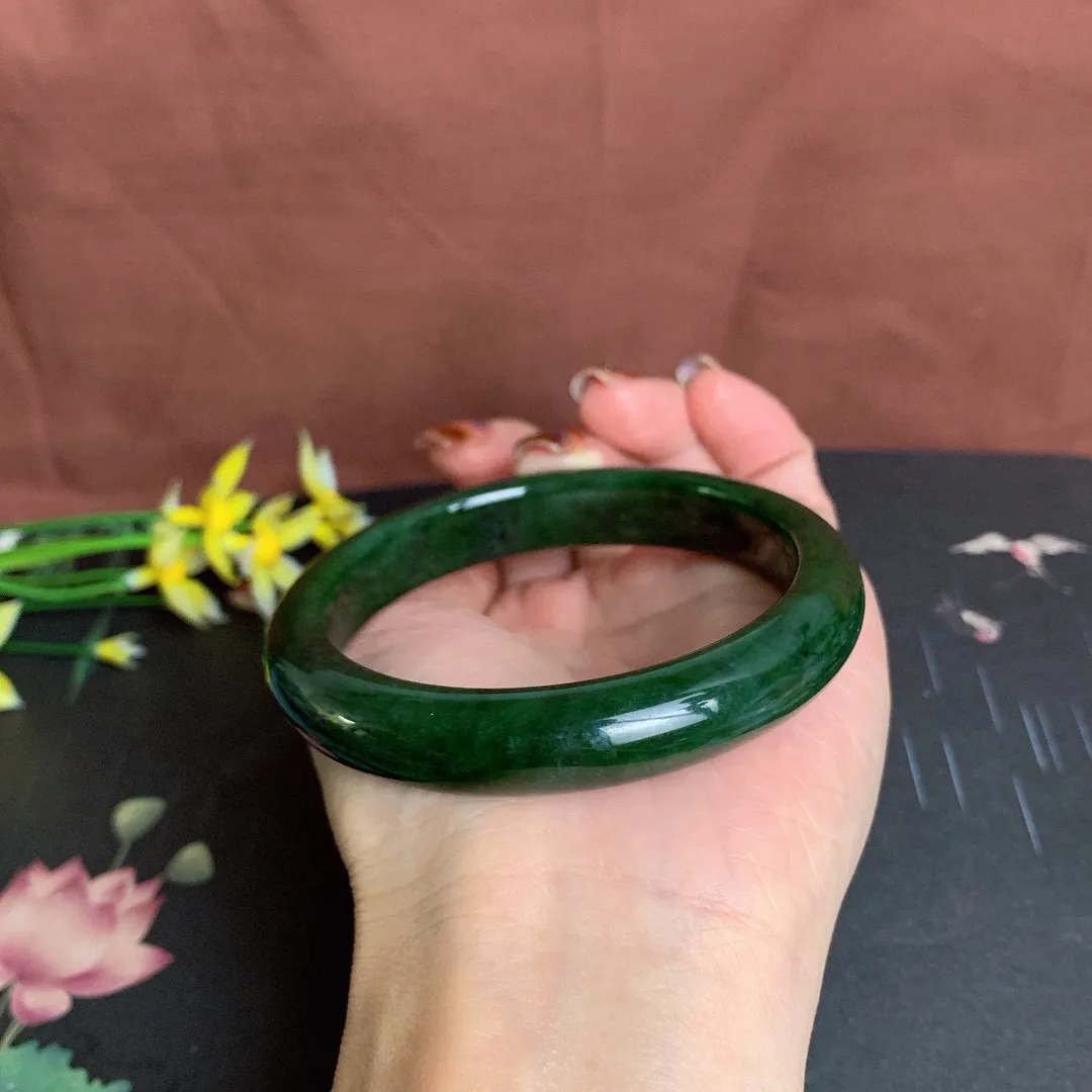 和田玉60.5圈口菠菜绿碧玉手镯！玉质细腻油润 底色纯净 无纹裂 脂粉好，品质高