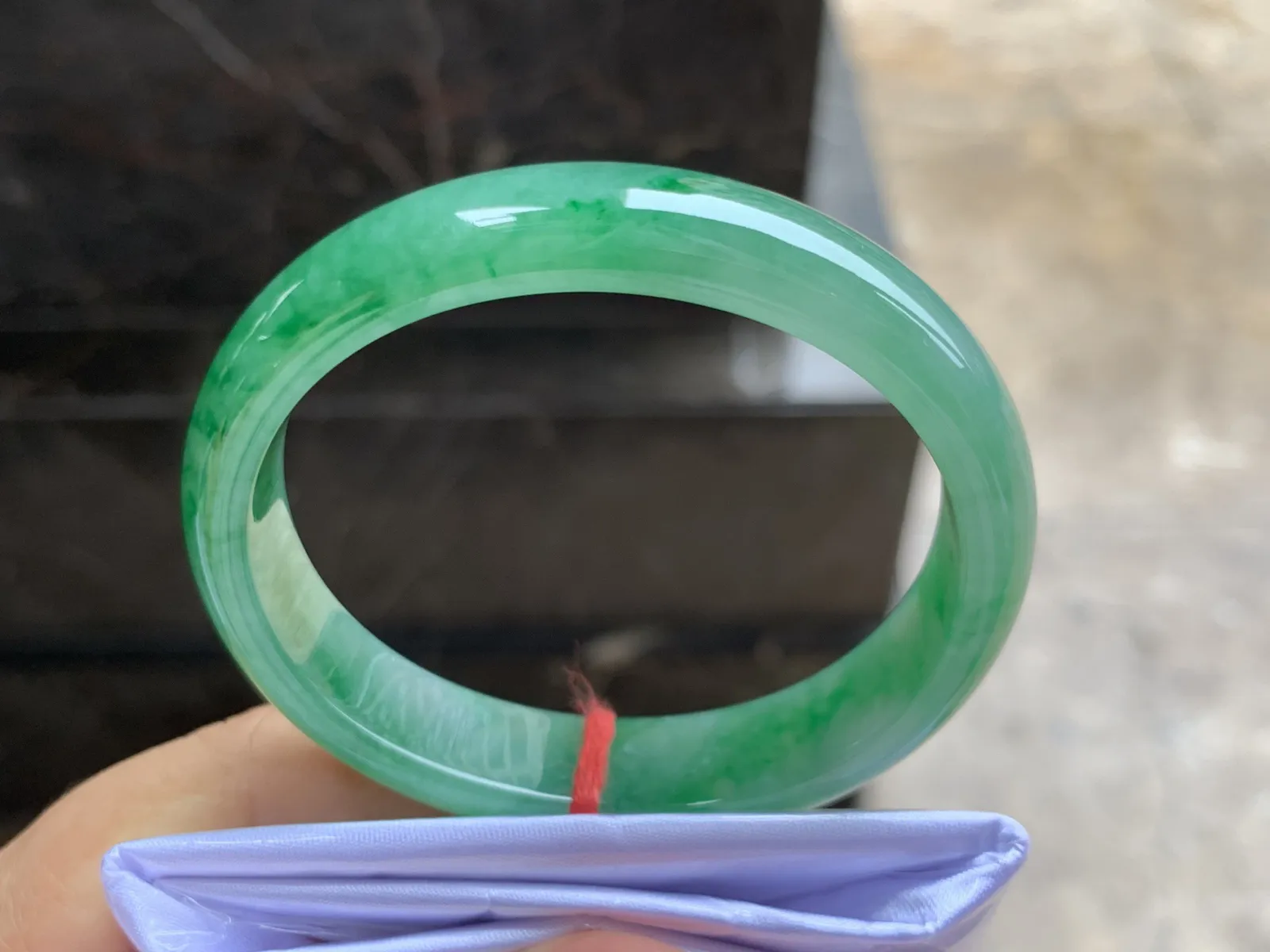 54-12.2-6.7mm
带色贵妃手镯 有种有色 上手漂亮 正圈52可带