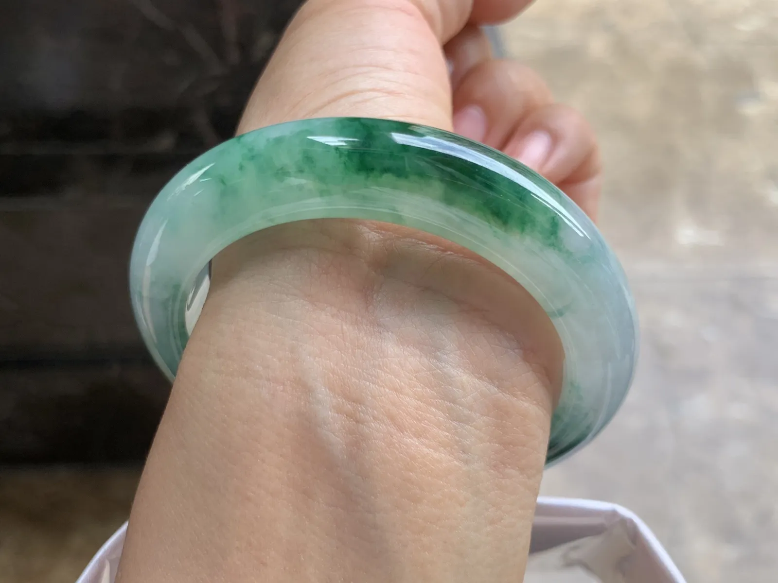 54-13.5-9.7mm
飘花手镯 底子细腻 花色漂亮