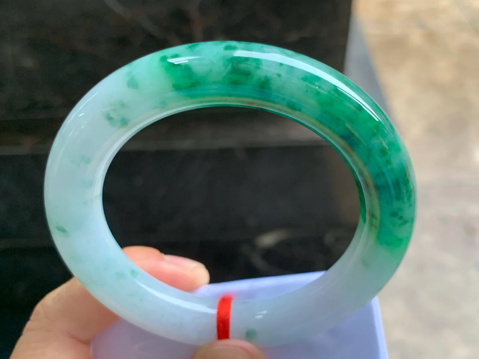 54.5-11.5mm
色花圆条手镯 底子细腻 花色辣绿漂亮