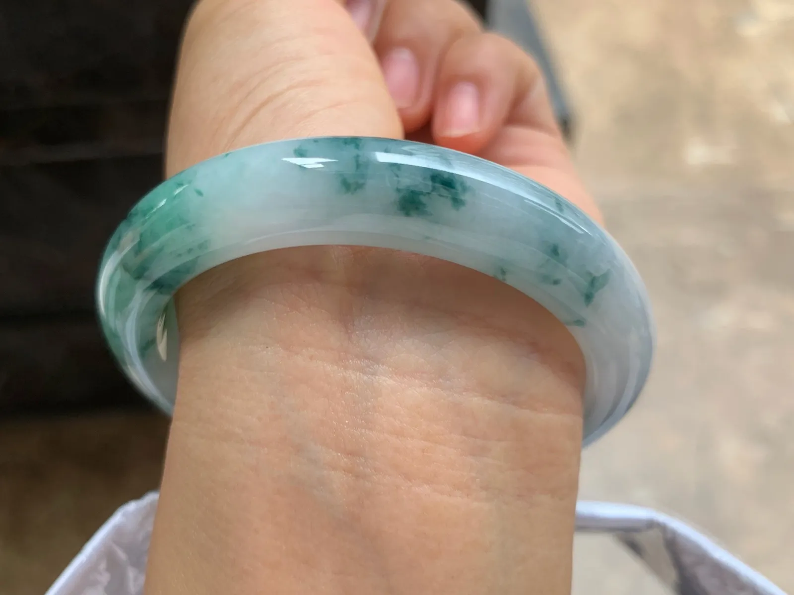 55.5-11.7-8.7mm
飘花手镯 底子细腻 花色特别
