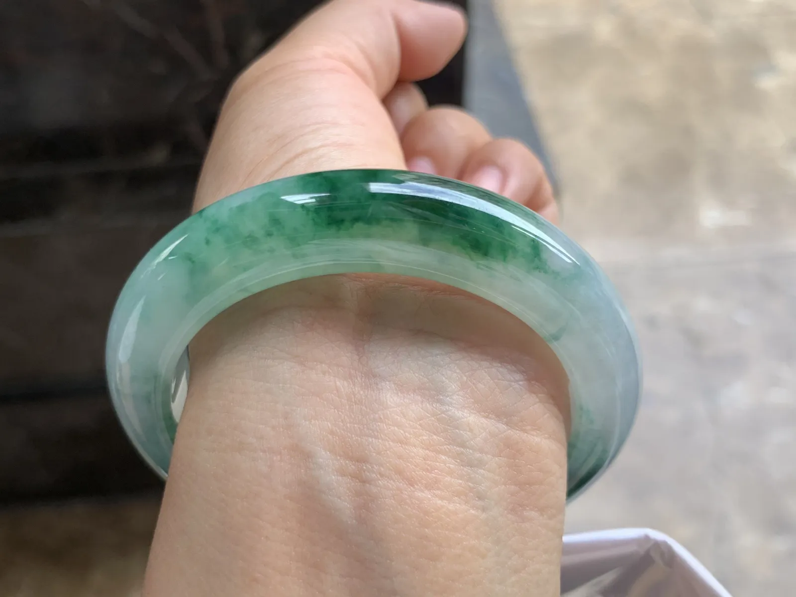 54-13.5-9.7mm
飘花手镯 底子细腻 花色漂亮