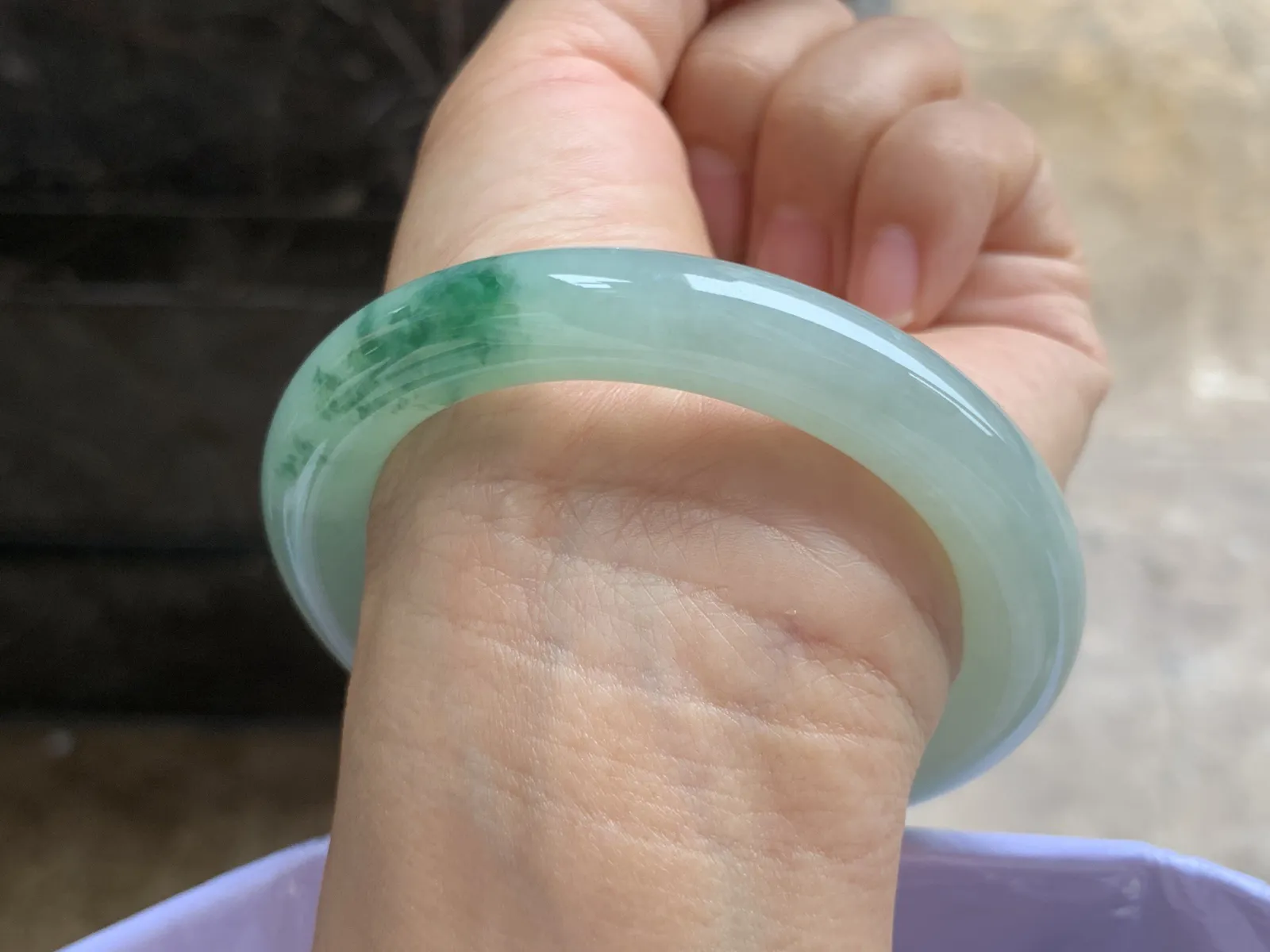55-10.7mm
带底色飘花圆条手镯  底子细腻 水润
