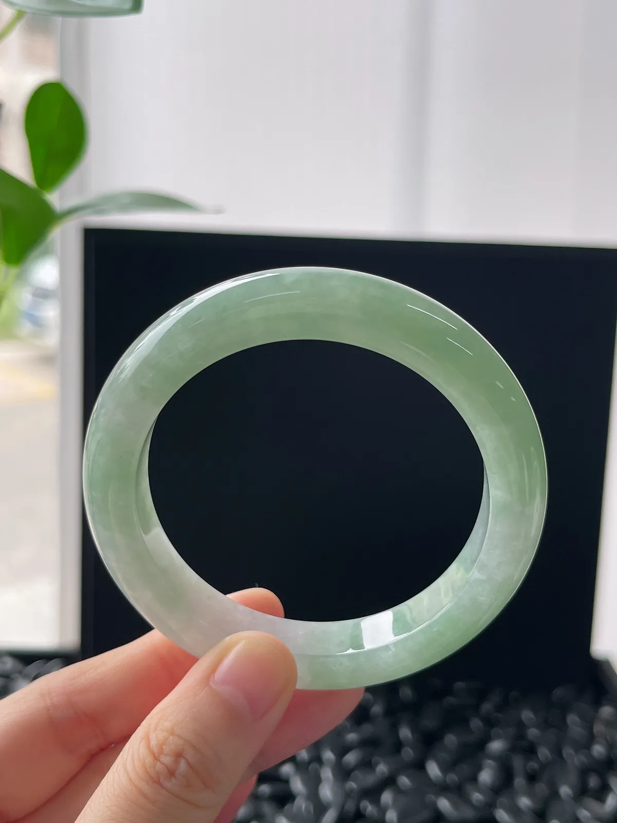 正圈54.5圈口，翡翠糯化种淡绿色手镯