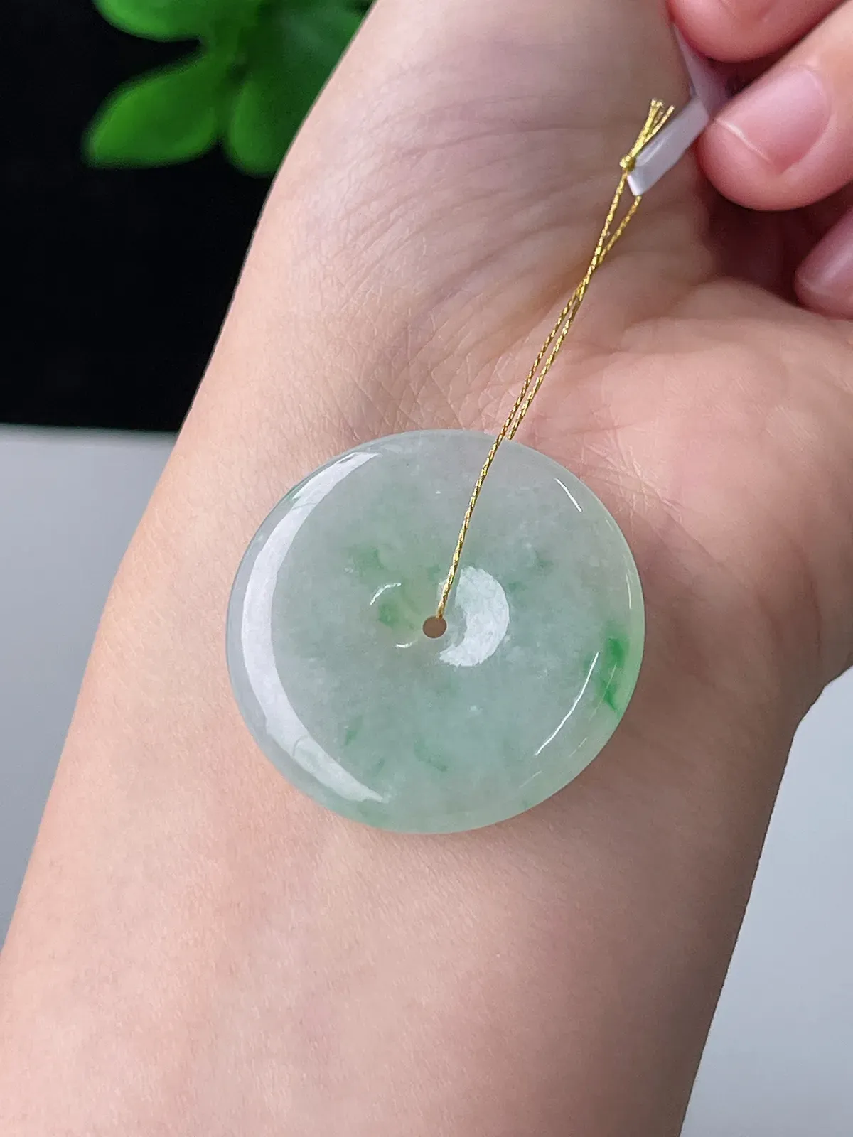 翡翠冰糯种飘绿平安扣