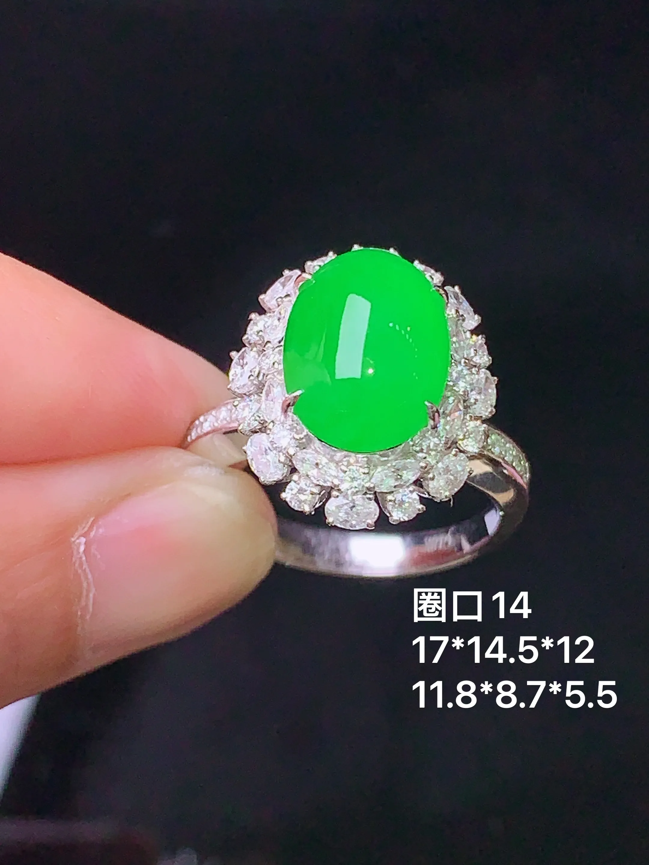 18k金钻镶嵌满绿蛋面戒指 玉质细腻 色泽清新艳丽 圈口14 整体尺寸17*14.5*12