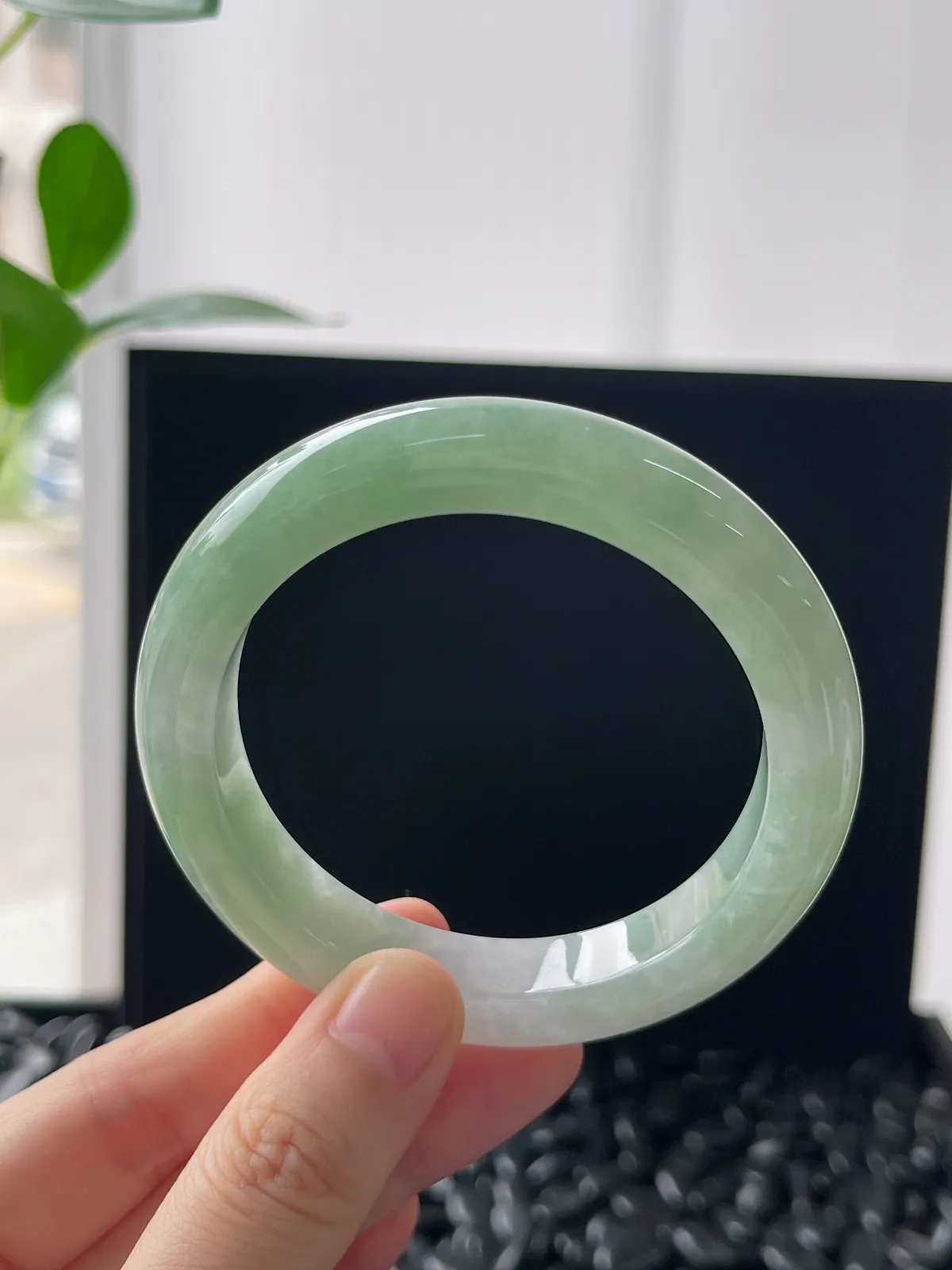 正圈54.5圈口，翡翠糯化种淡绿色手镯