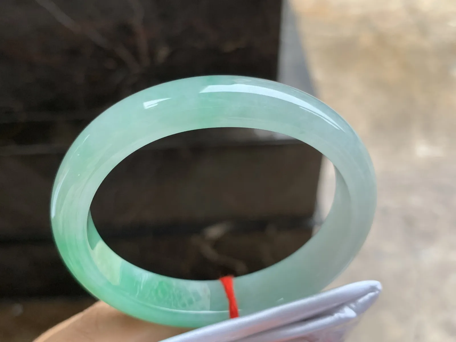 55.5-12.2-7.3mm
带色贵妃手镯 底子细腻 水润清新 正圈52/53可带