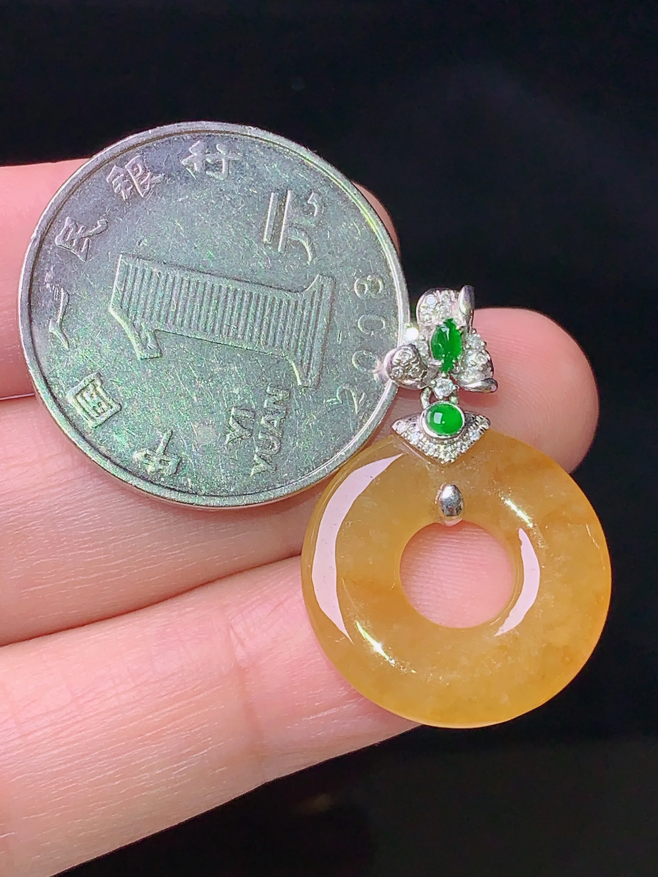 18k金钻镶嵌黄翡平安环吊坠 玉质细腻 色泽清新艳丽 整体尺寸28*19.5*3.3