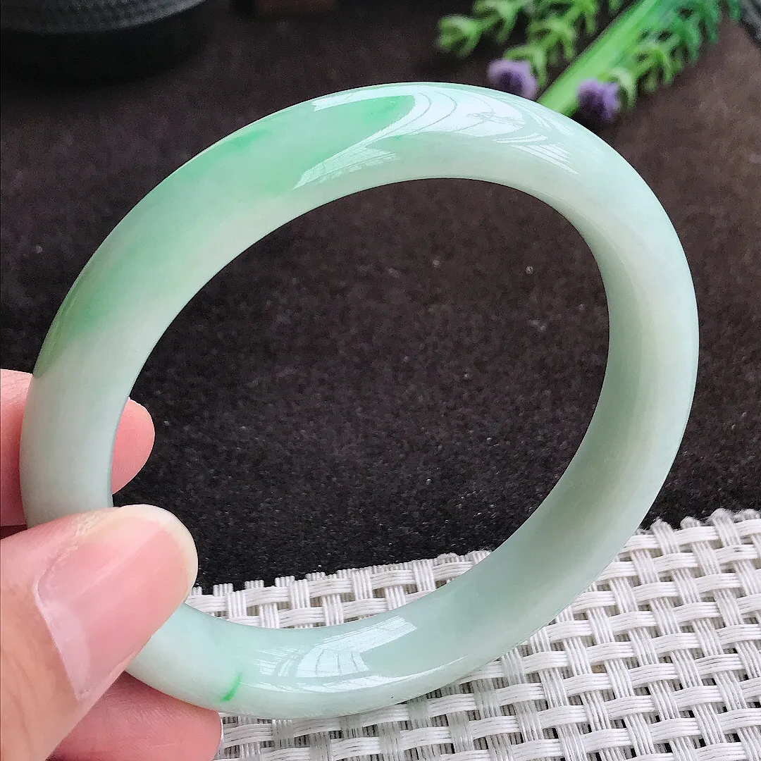 自然光60/12.3/8.6老坑精美温润飘绿手镯宽边翡翠玉镯手环