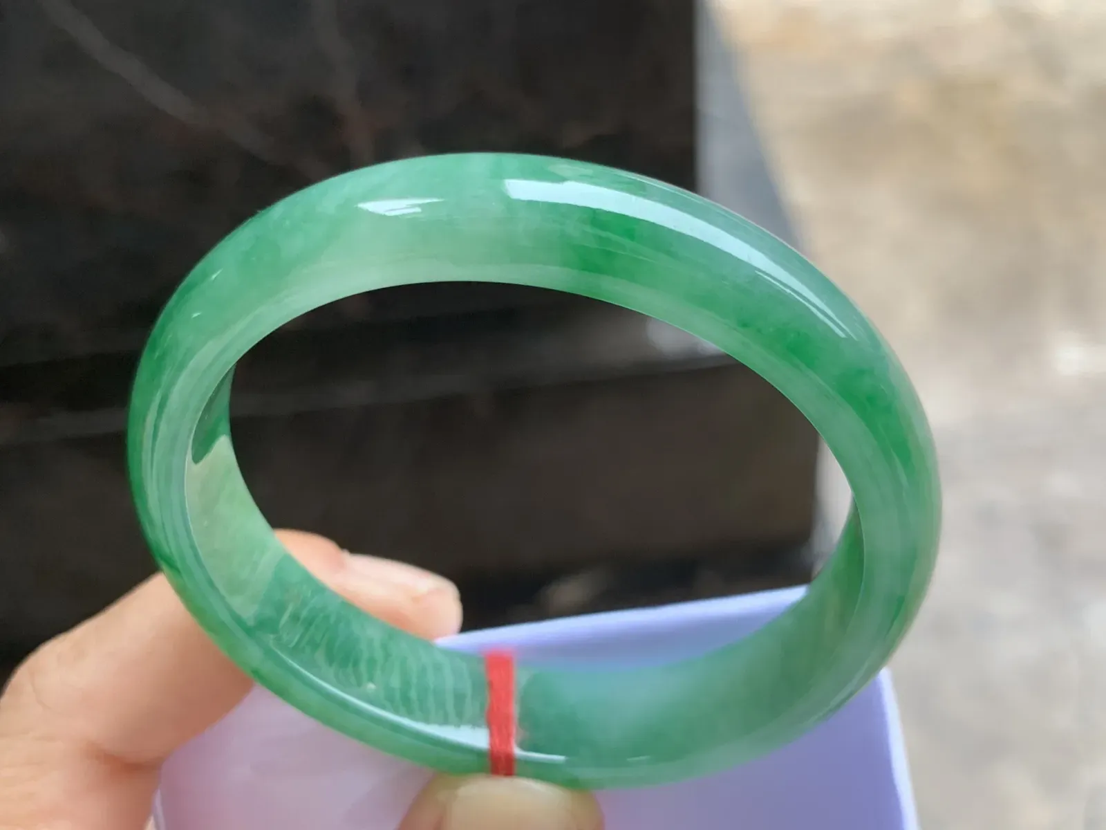 54-12.2-6.7mm
带色贵妃手镯 有种有色 上手漂亮 正圈52可带