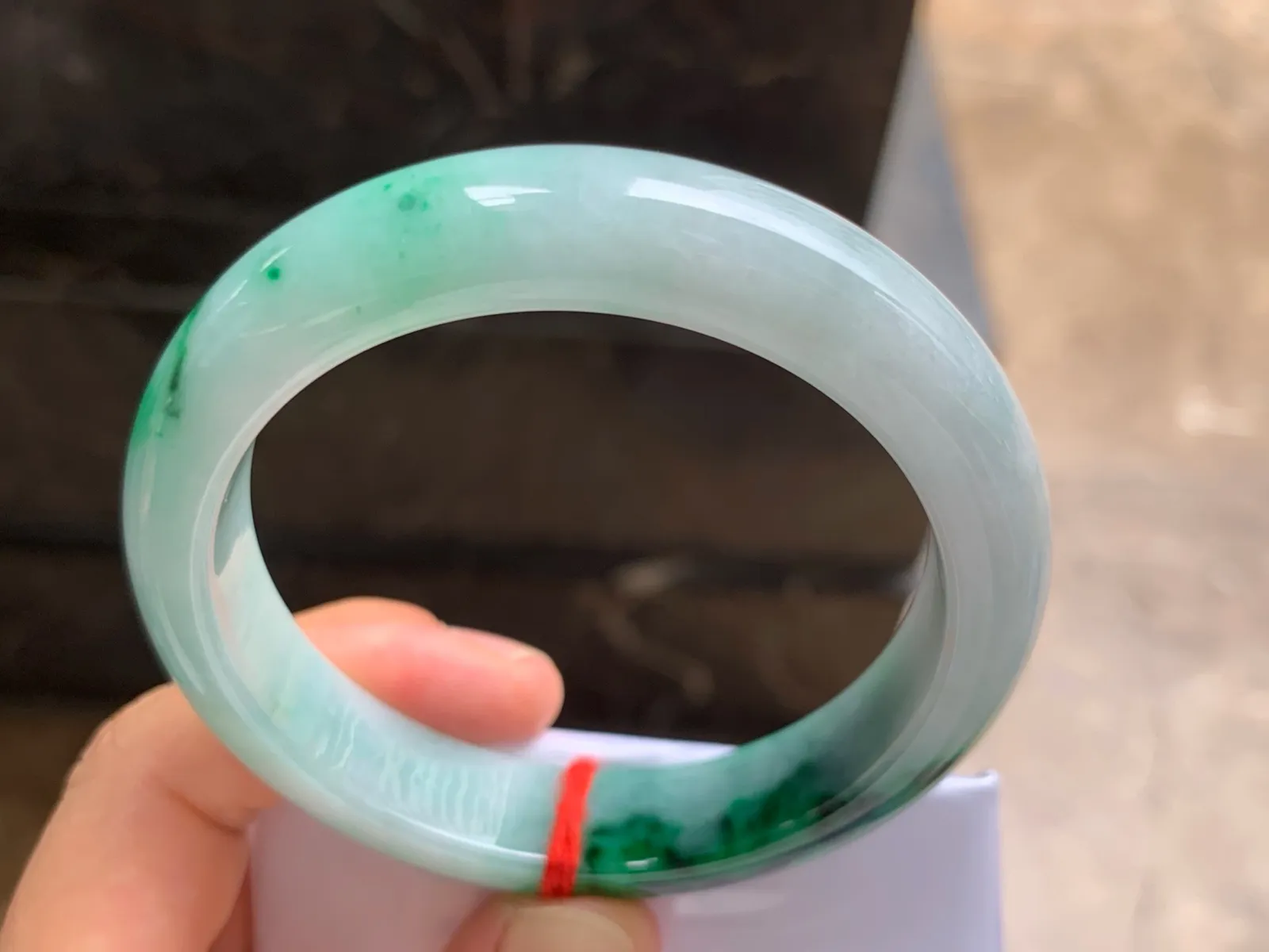 56.5-12.8-8.3mm
带色手镯 底子细腻 颜色浓郁