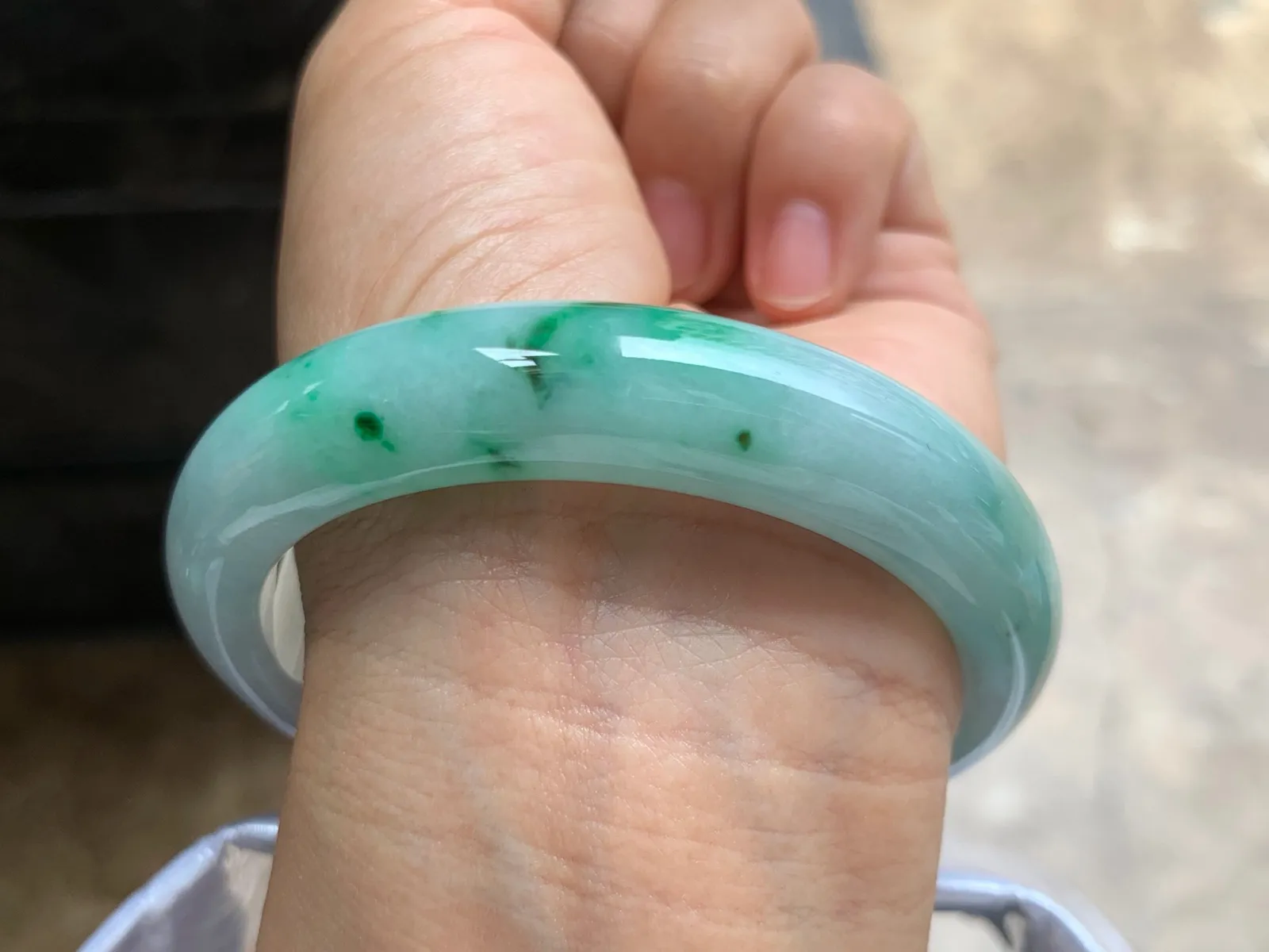 56.5-12.8-8.3mm
带色手镯 底子细腻 颜色浓郁