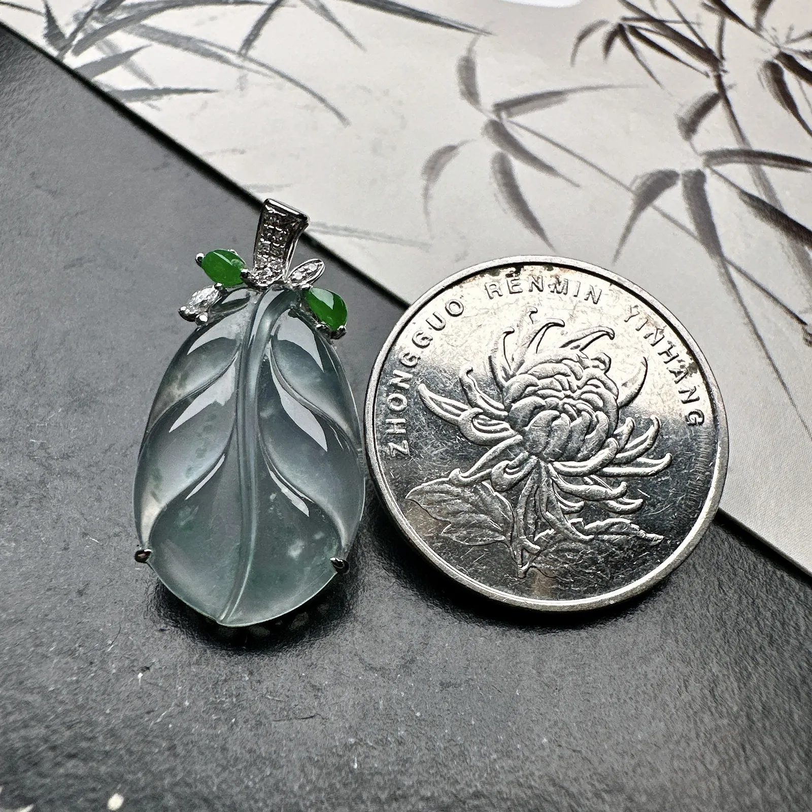 【冰种飘花叶子】金枝玉叶，质地细腻，冰润透亮，光泽出众，18k金钻镶嵌，裸石尺寸22*14.1*3.5毫米