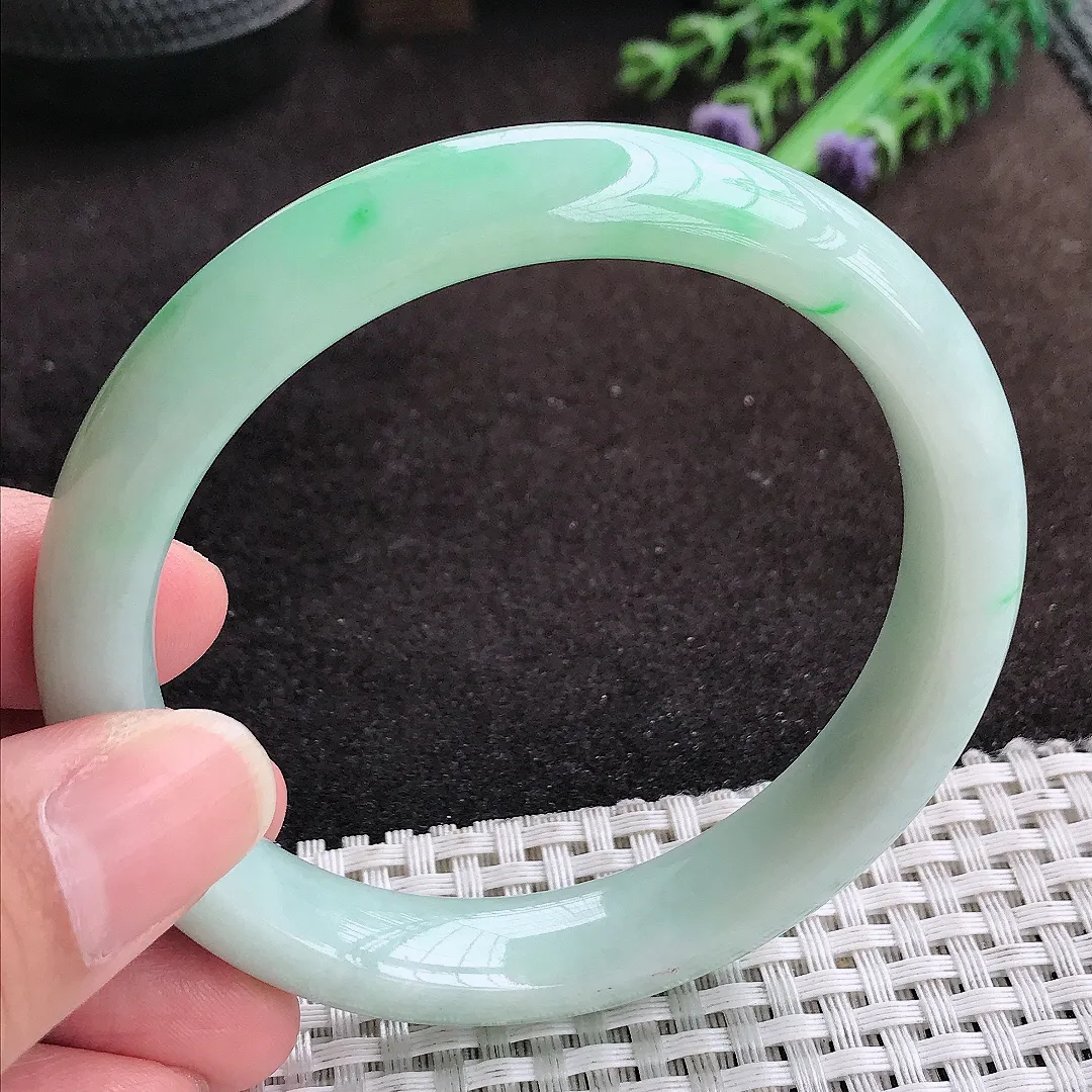 自然光60/12.3/8.6老坑精美温润飘绿手镯宽边翡翠玉镯手环