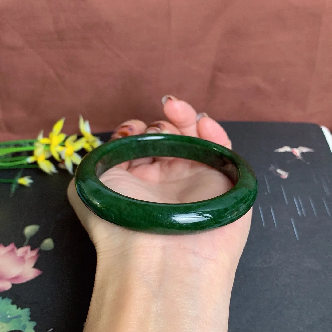 和田玉60.5圈口菠菜绿碧玉手镯！玉质细腻油润 底色纯净 无纹裂 脂粉好，品质高