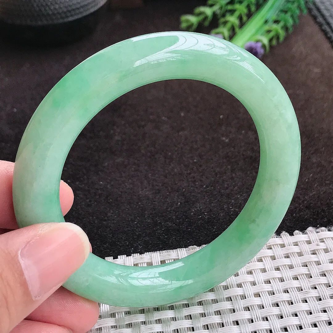 自然光55/11.2/11老坑精美温润满绿圆条手镯翡翠玉镯手环