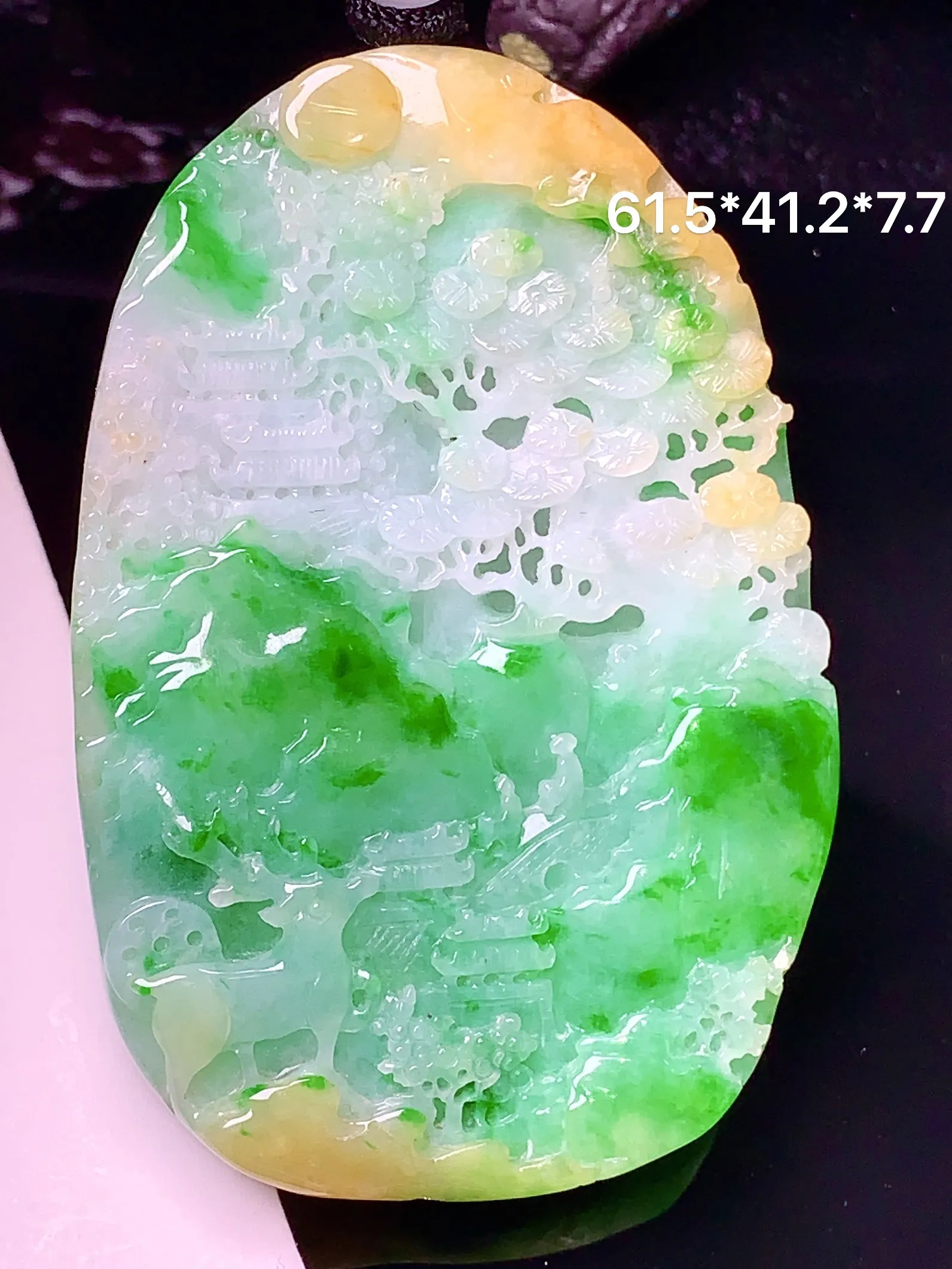 飘绿黄梅花鹿山水牌子吊坠 玉质细腻 色泽清新艳丽 整体尺寸61.5*41.2*7.7