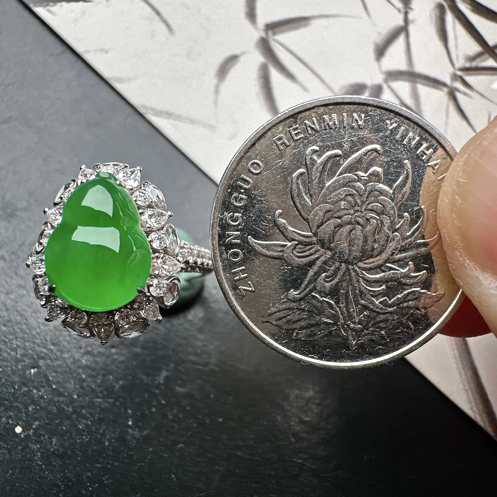 【冰种满绿葫芦戒指】种水色俱全，冰透闪亮，通透感饱满度很好，18k金钻豪华镶嵌，裸石尺寸11.2*8.2*4毫米