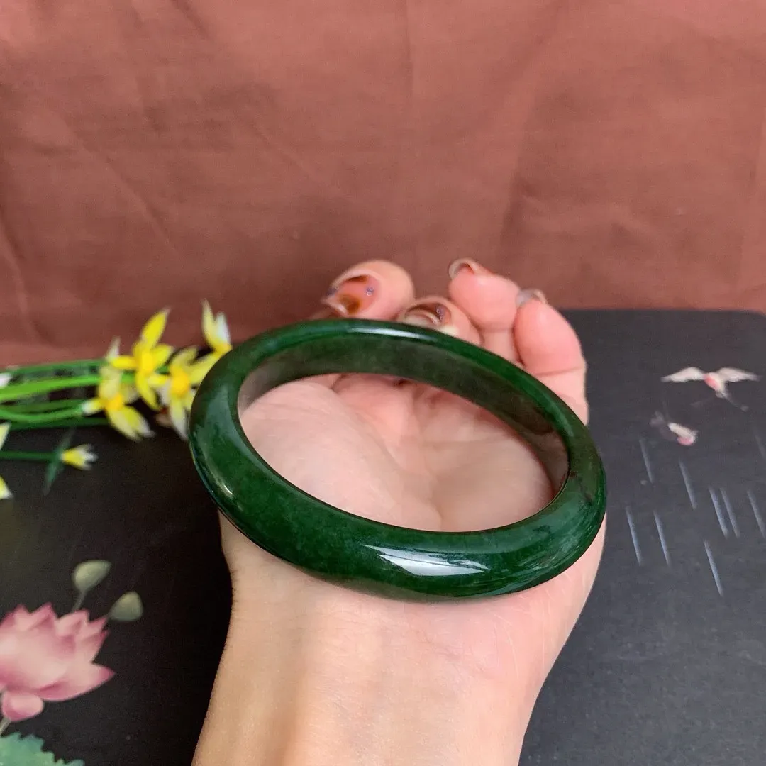 和田玉60.5圈口菠菜绿碧玉手镯！玉质细腻油润 底色纯净 无纹裂 脂粉好，品质高