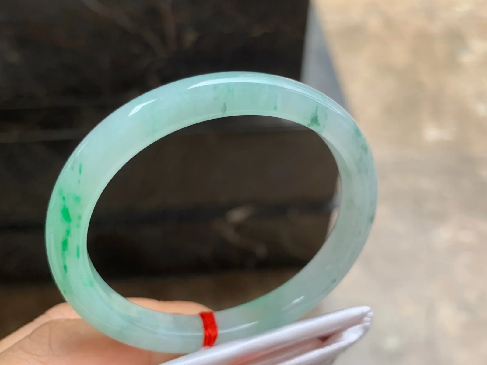 52.5-7.5-6.5mm
冰种带色贵妃手镯 底子细腻 水润 正圈50可带