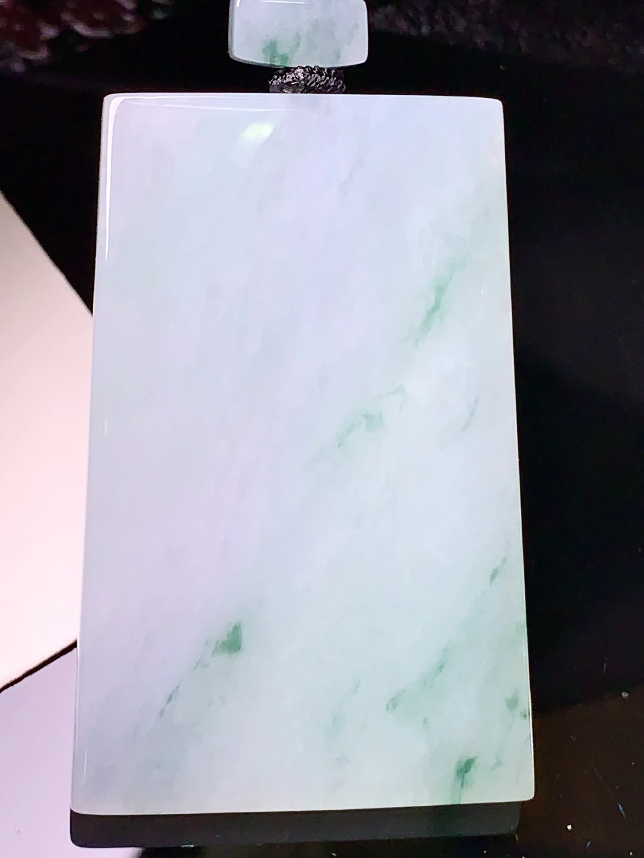 飘绿无事牌吊坠 玉质细腻 色泽清新艳丽 整体尺寸65*42*5.6