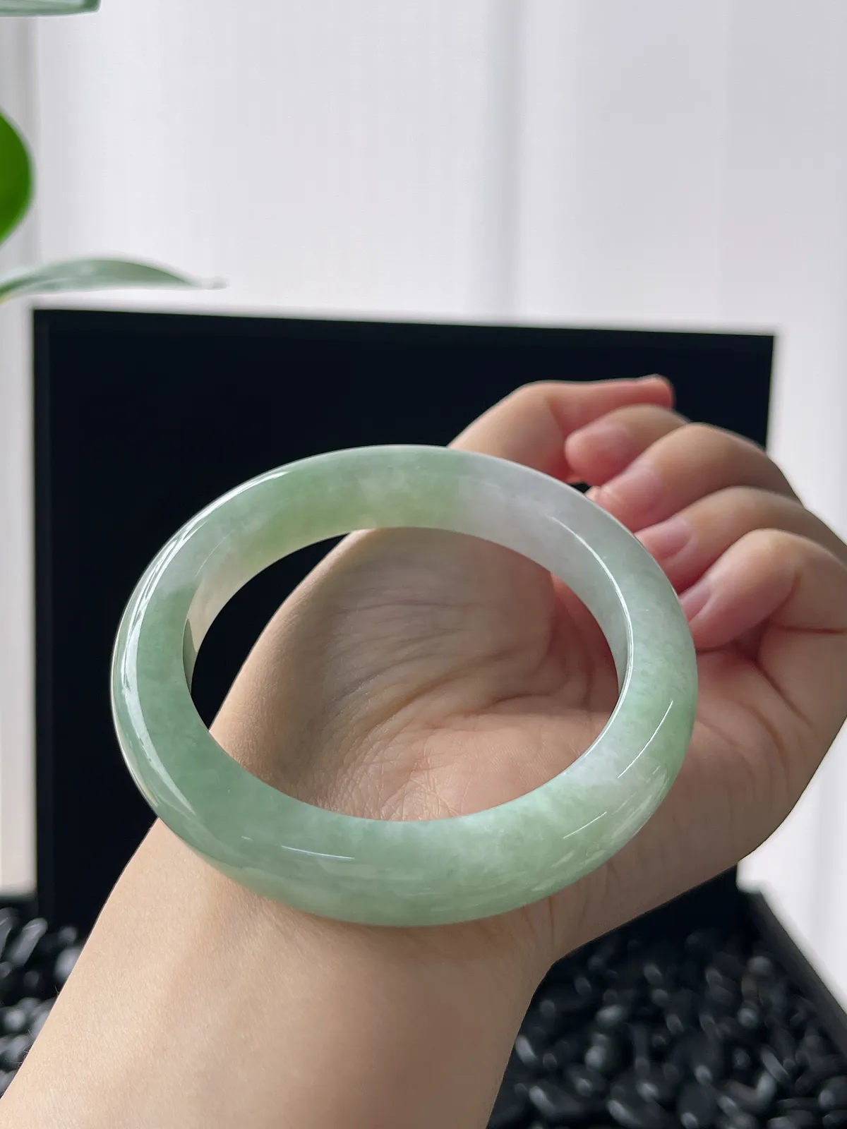 正圈54.5圈口，翡翠糯化种淡绿色手镯