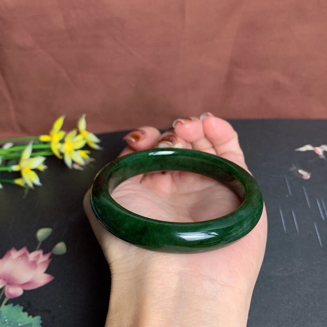 和田玉56.5圈口菠菜绿碧玉手镯！玉质细腻油润 底色纯净 无纹裂 脂粉好，品质高