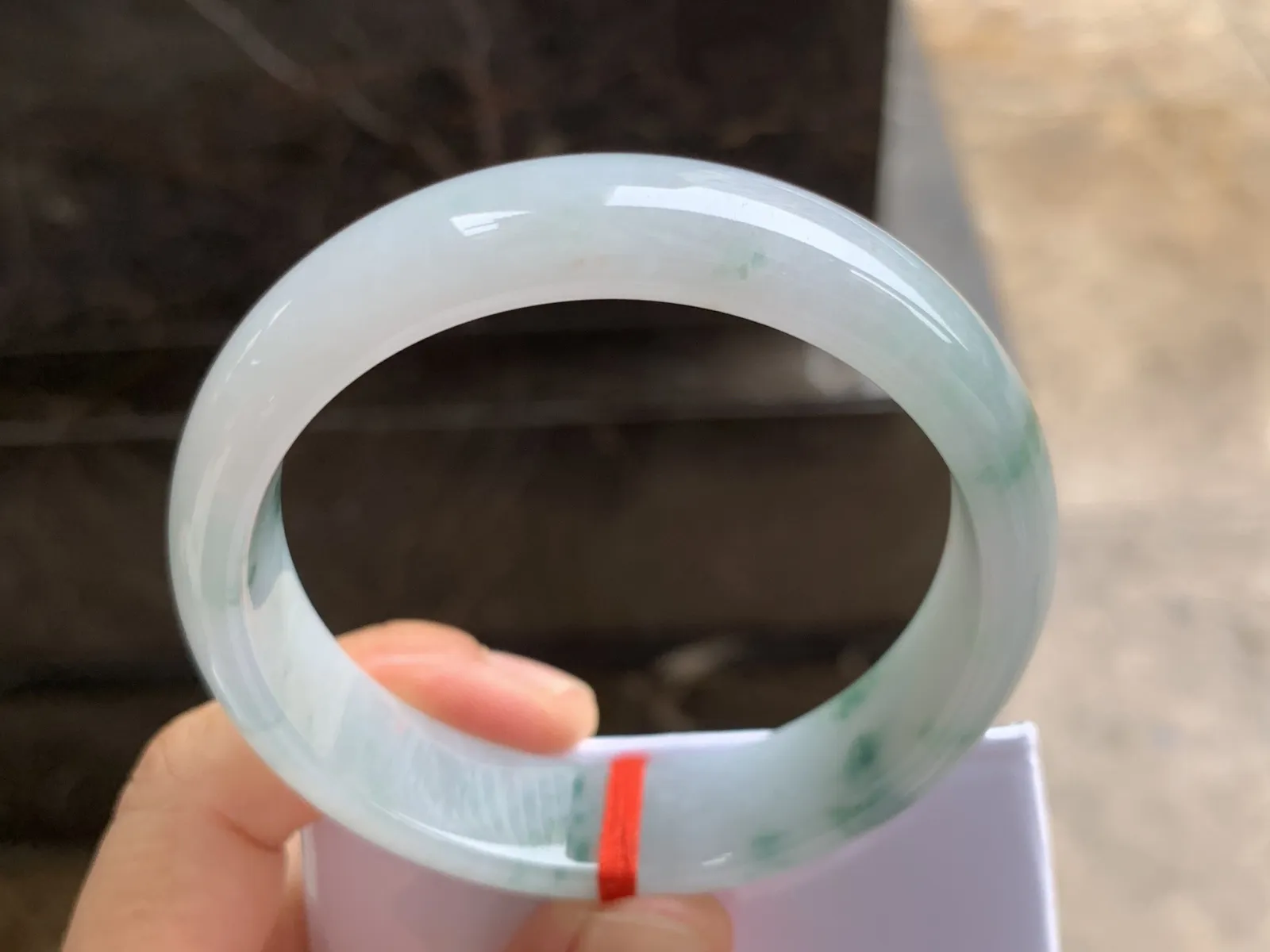57.5-14.6-7.4mm
糯冰飘花手镯 底子细腻 清爽 宽版