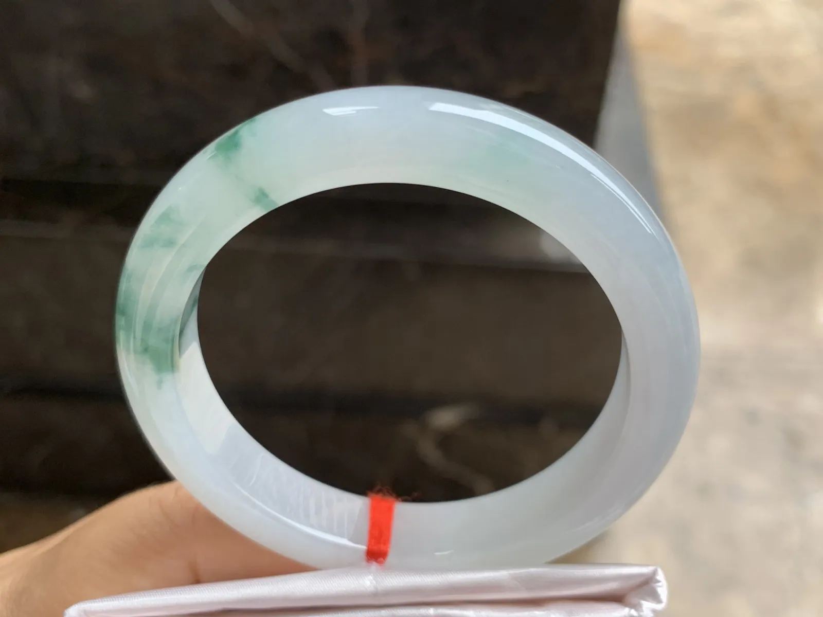 54.5-10.4-8.5mm
冰种飘花手镯 水润光泽 干净清爽