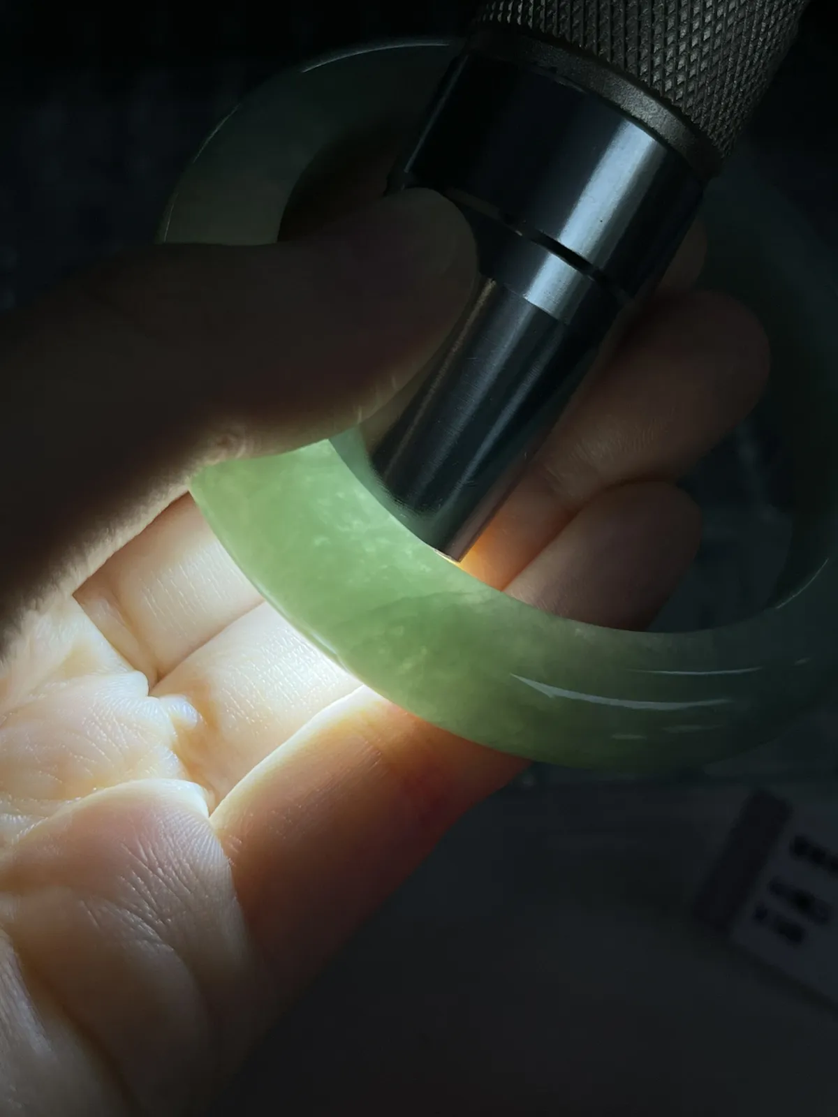 正圈54.5圈口，翡翠糯化种淡绿色手镯