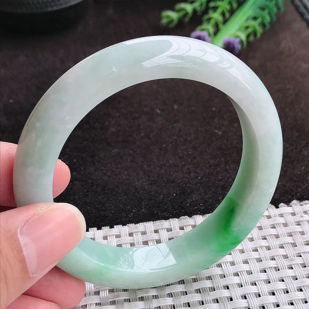自然光55.8/12.4/8.9老坑精美温润飘阳绿手镯宽边翡翠玉镯手环