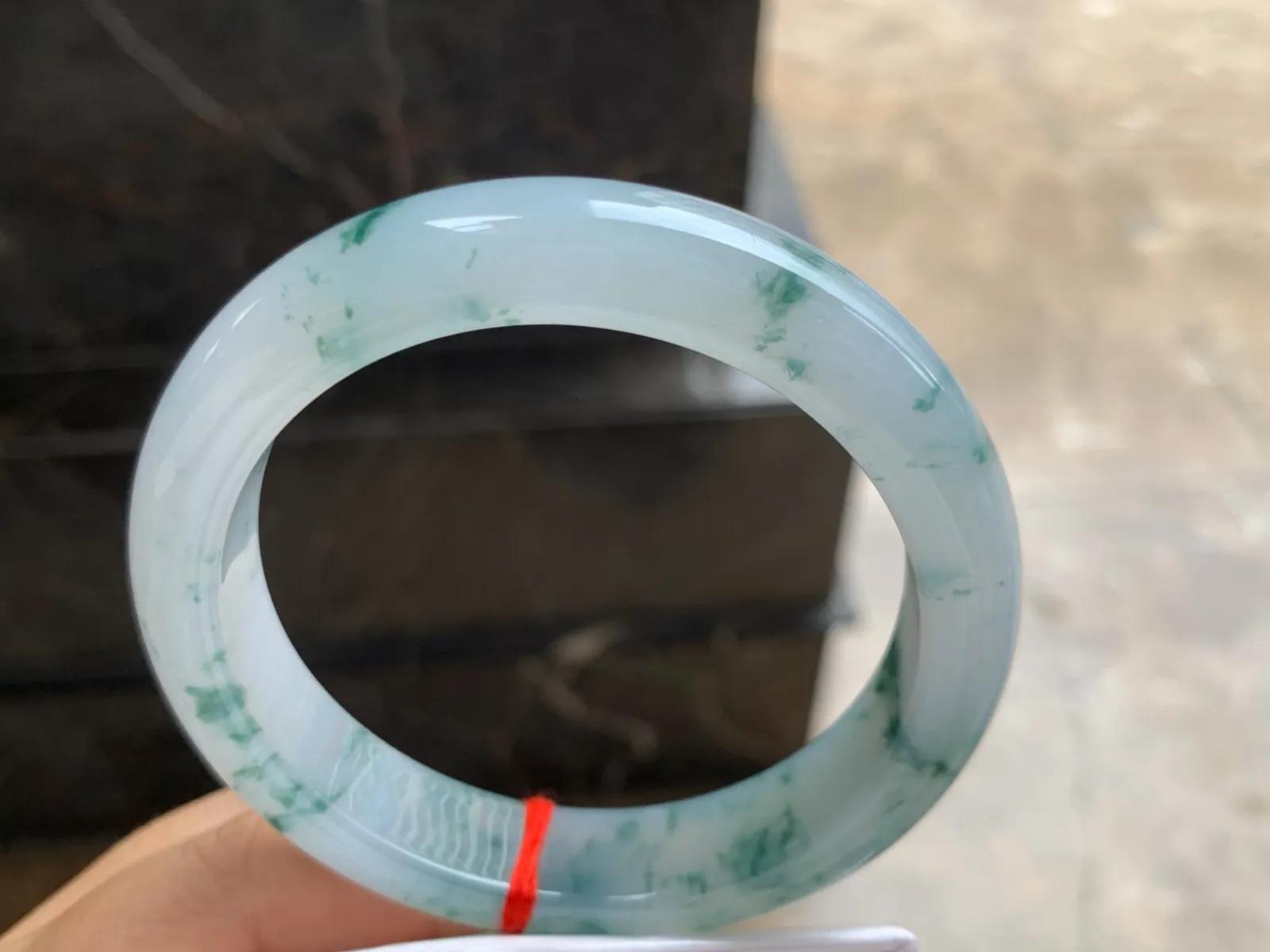 60-13.4-9.4mm
糯冰飘花手镯 底子细腻 水润 大圈口