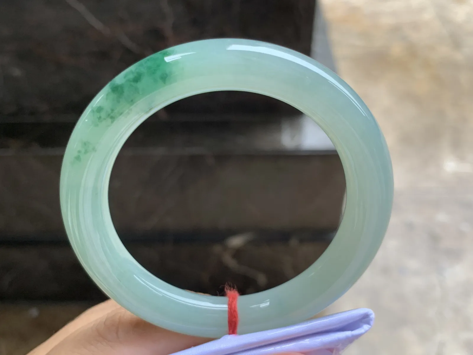 55-10.7mm
带底色飘花圆条手镯  底子细腻 水润
