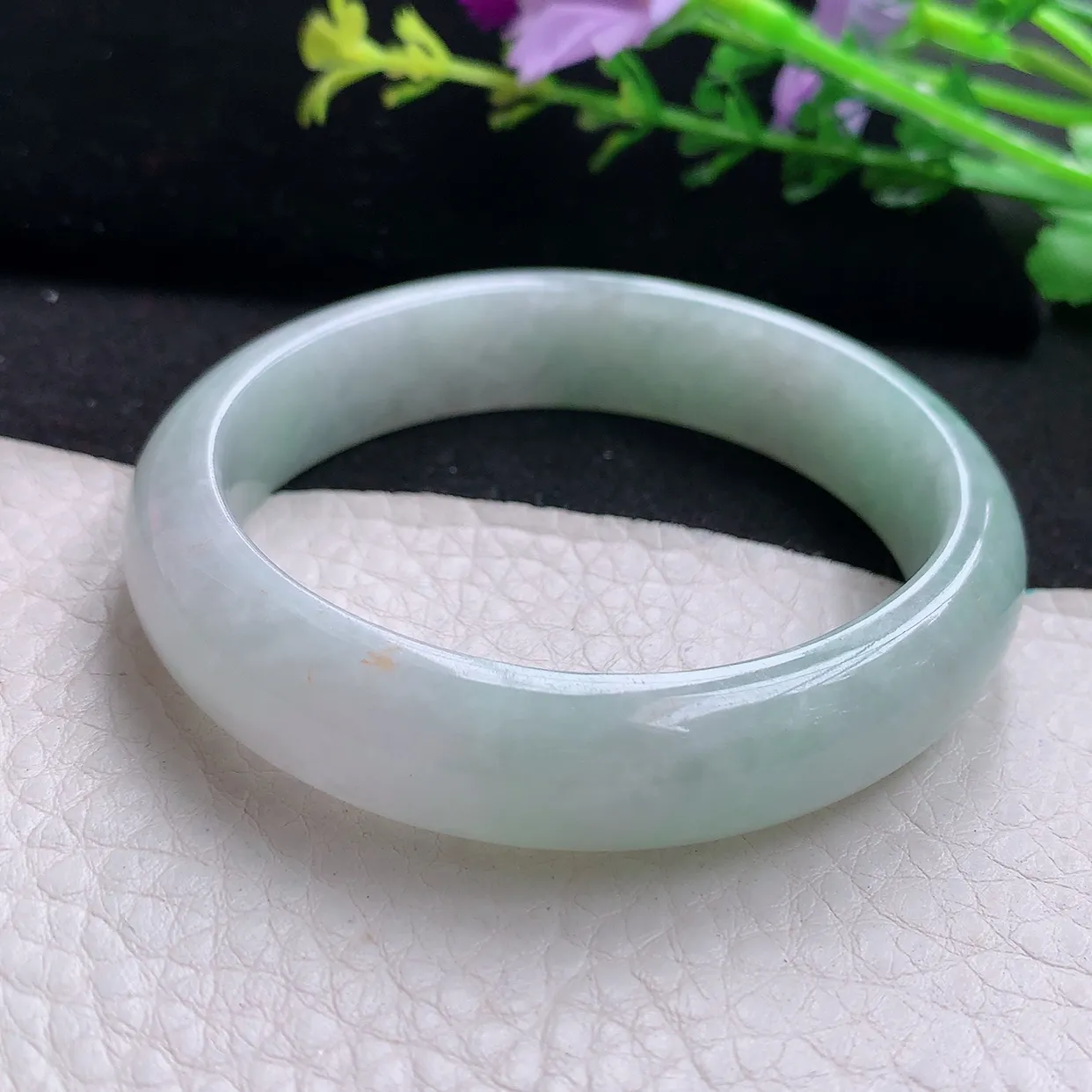 ll自然光55*47*12*7贵妃镯 天然缅甸翡翠浅绿蛋形玉手镯 玉手环