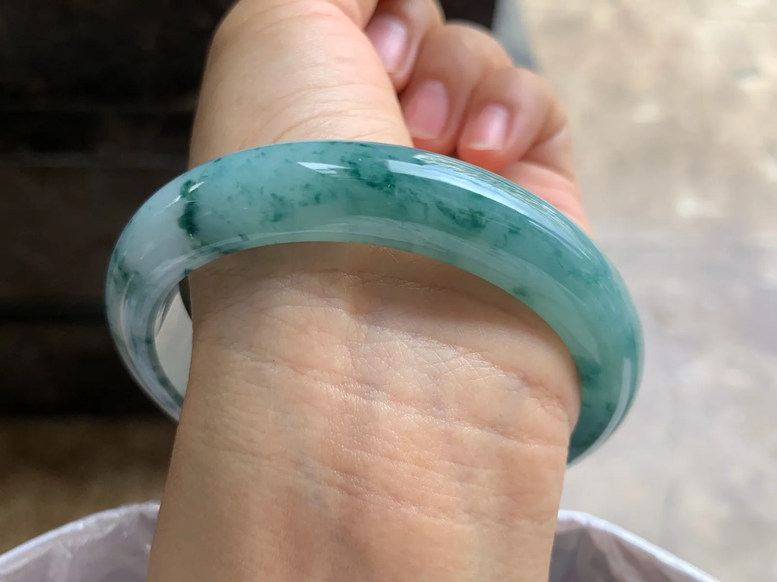 60-12.7-8.5mm
糯冰飘花手镯 底子细腻 大圈口