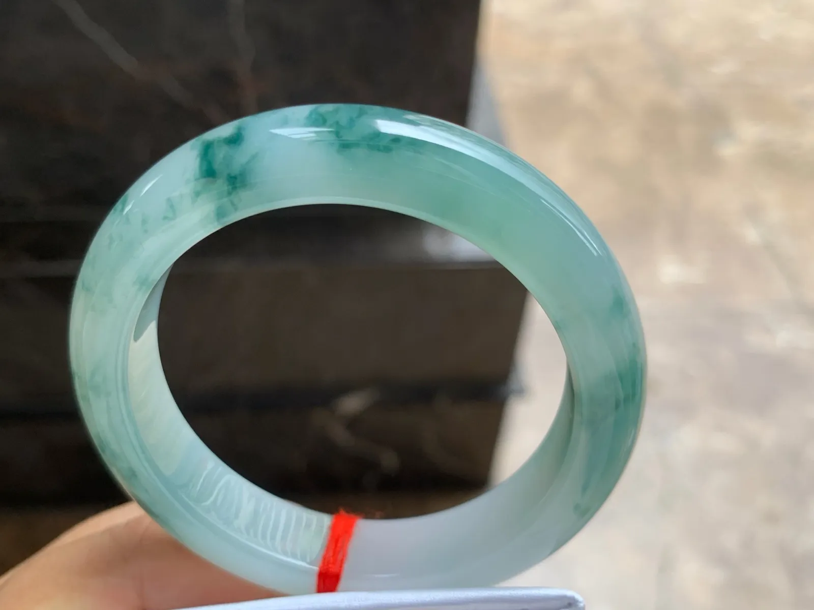 54.5-12.3-9.2mm
糯冰飘花手镯 底子细腻 水润 花色漂亮