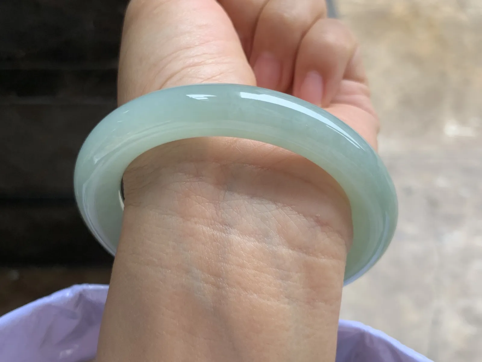 55-10.7mm
带底色飘花圆条手镯  底子细腻 水润