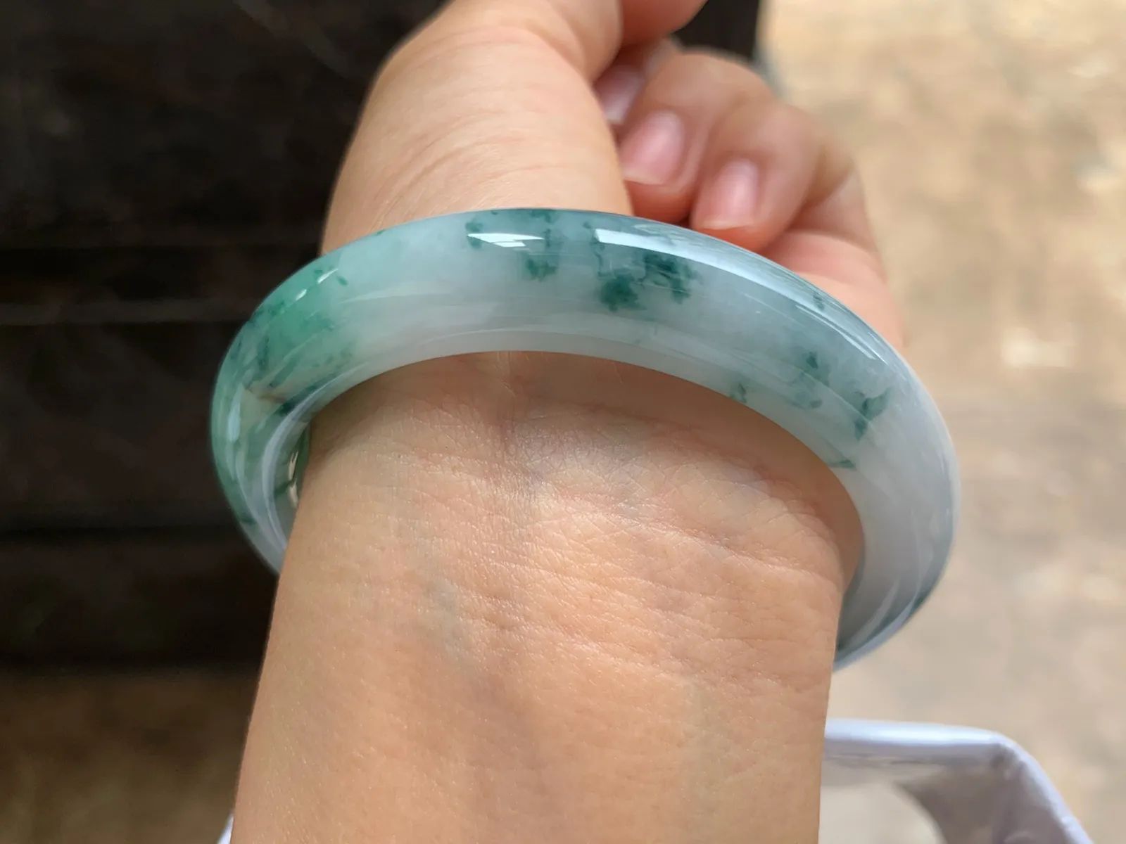 55.5-11.7-8.7mm
飘花手镯 底子细腻 花色特别