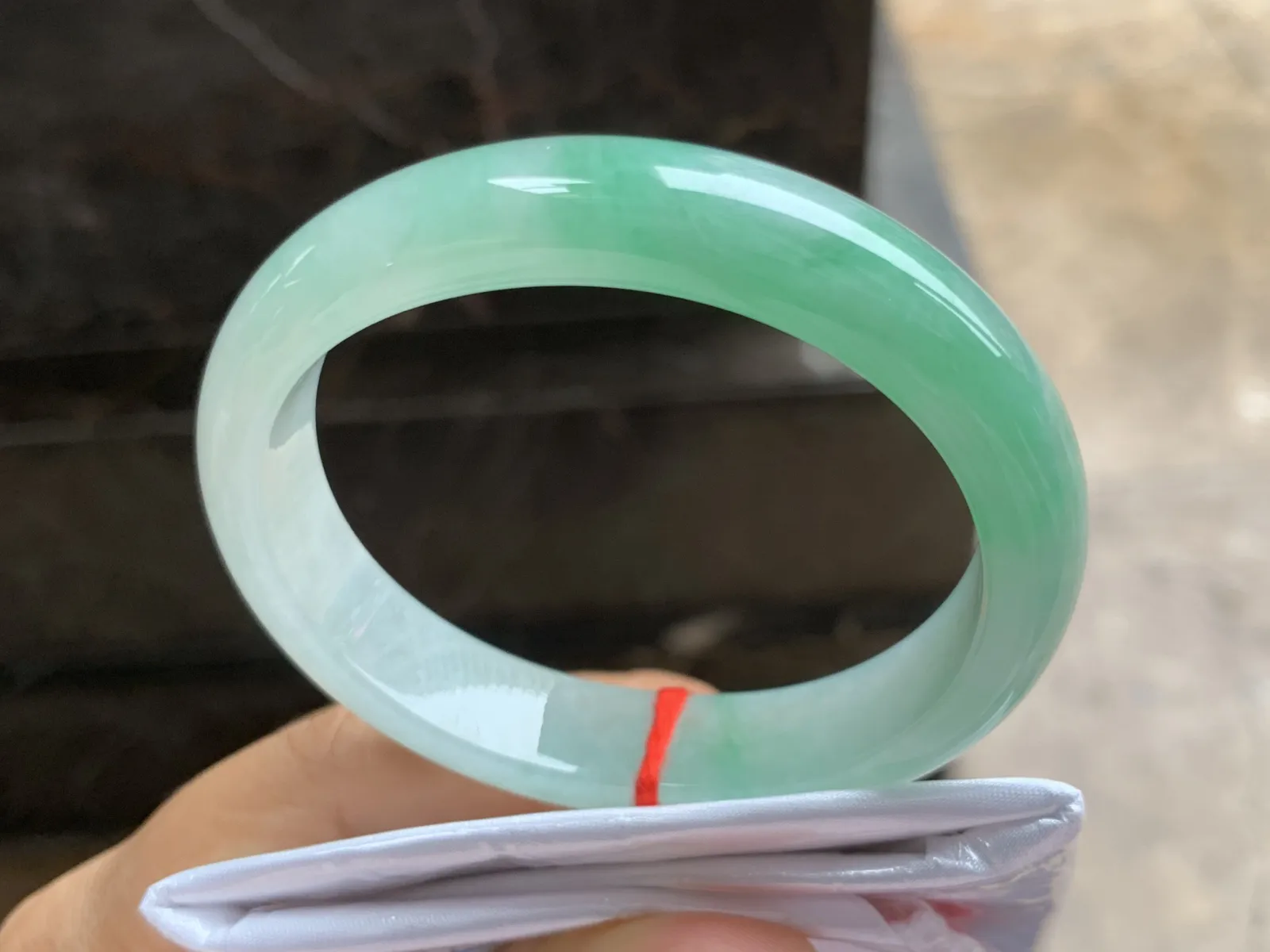 55.5-12.2-7.3mm
带色贵妃手镯 底子细腻 水润清新 正圈52/53可带