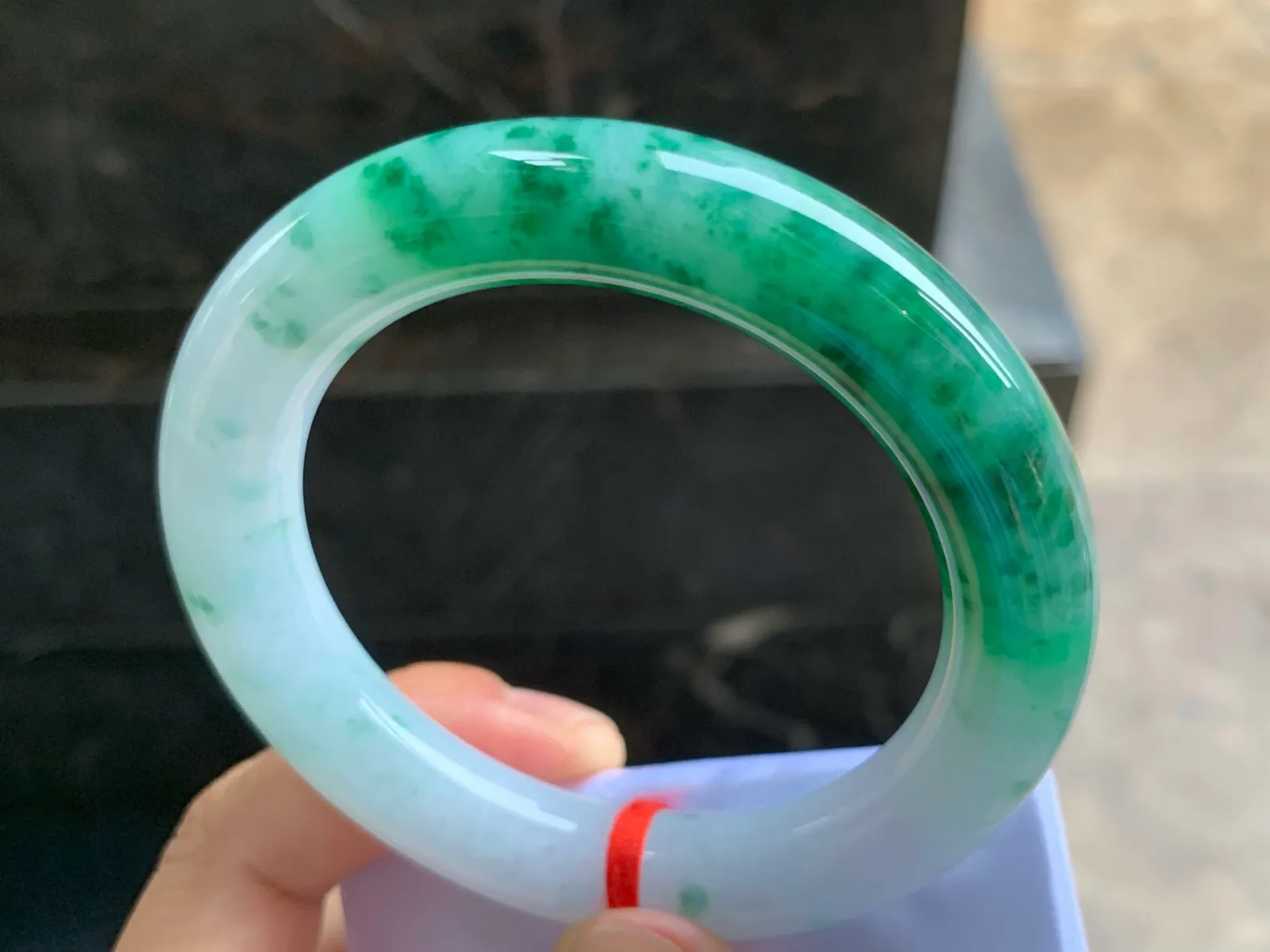 54.5-11.5mm
色花圆条手镯 底子细腻 花色辣绿漂亮