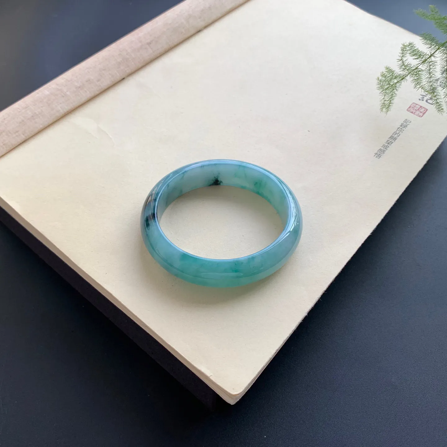 55圈口飘兰花贵妃手镯 尺寸：55-50.5-14-7.8，无纹裂，细腻光滑，花色浓郁