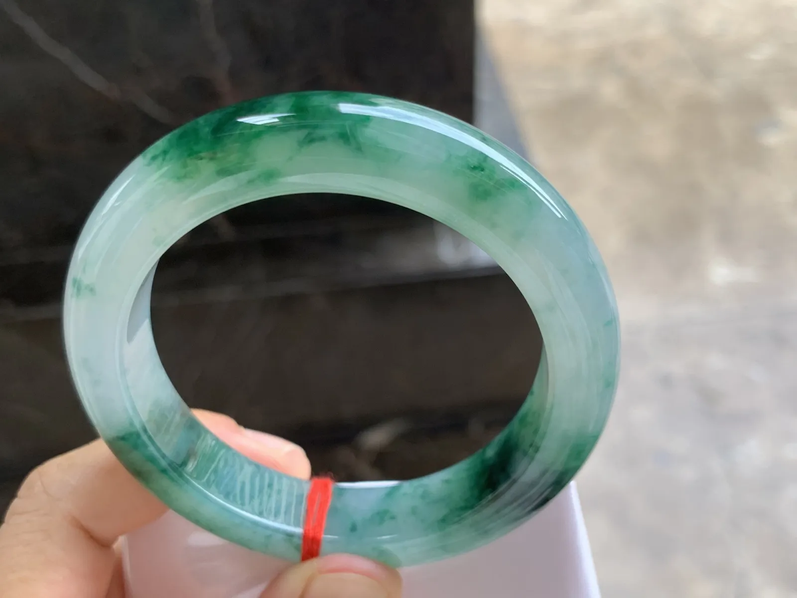 54-13.5-9.7mm
飘花手镯 底子细腻 花色漂亮