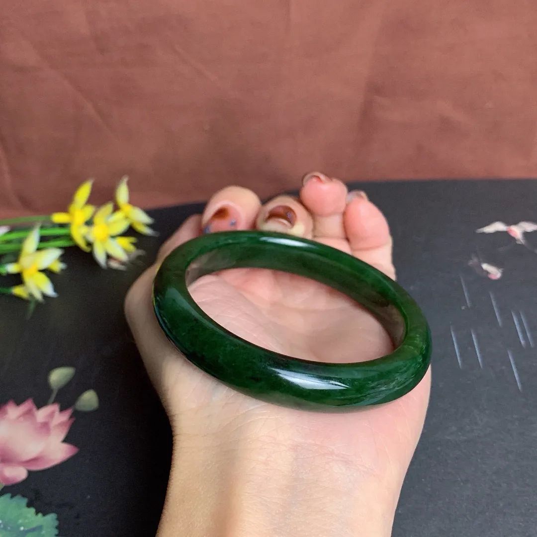 和田玉56.5圈口菠菜绿碧玉手镯！玉质细腻油润 底色纯净 无纹裂 脂粉好，品质高