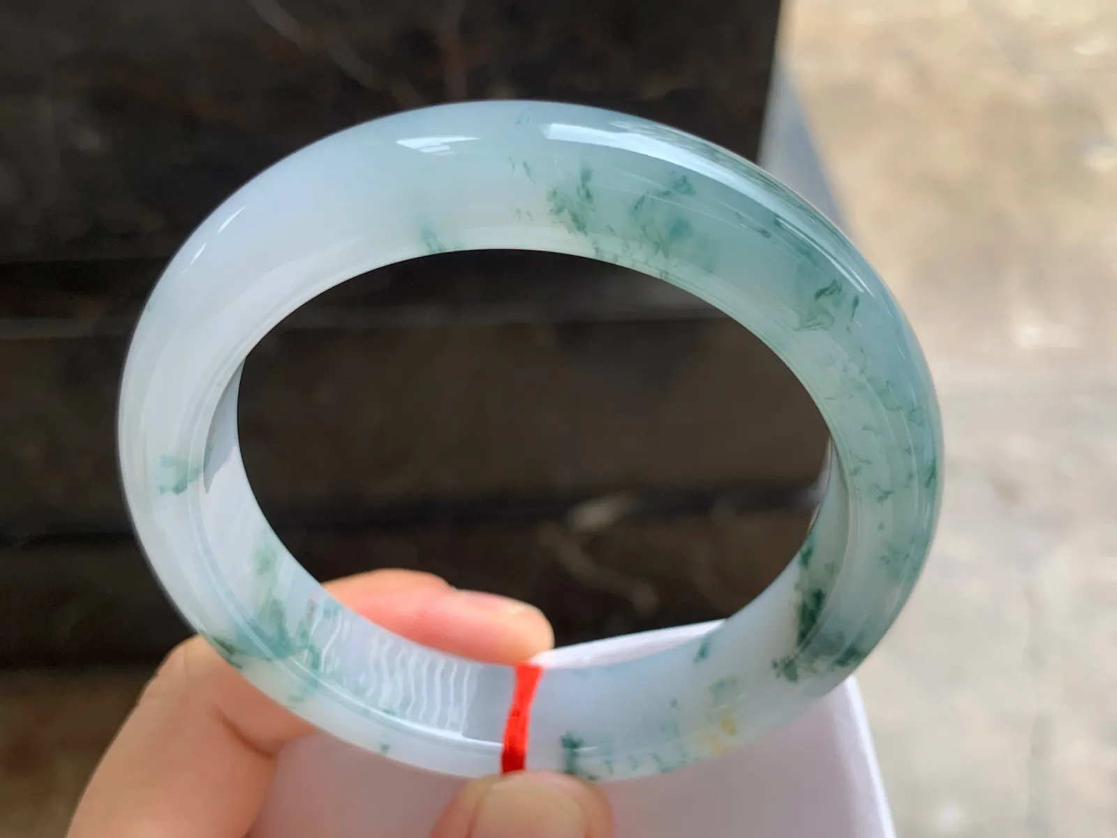 60-13.4-9.4mm
糯冰飘花手镯 底子细腻 水润 大圈口