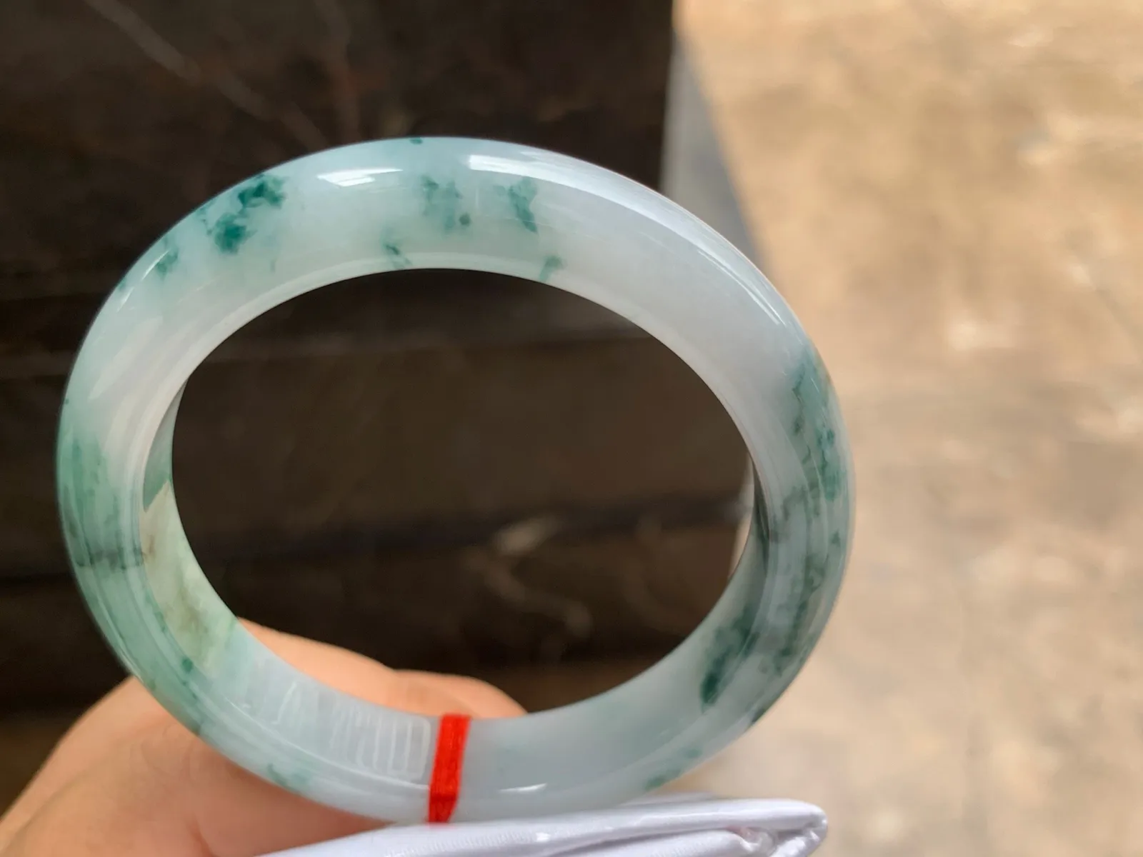 55.5-11.7-8.7mm
飘花手镯 底子细腻 花色特别
