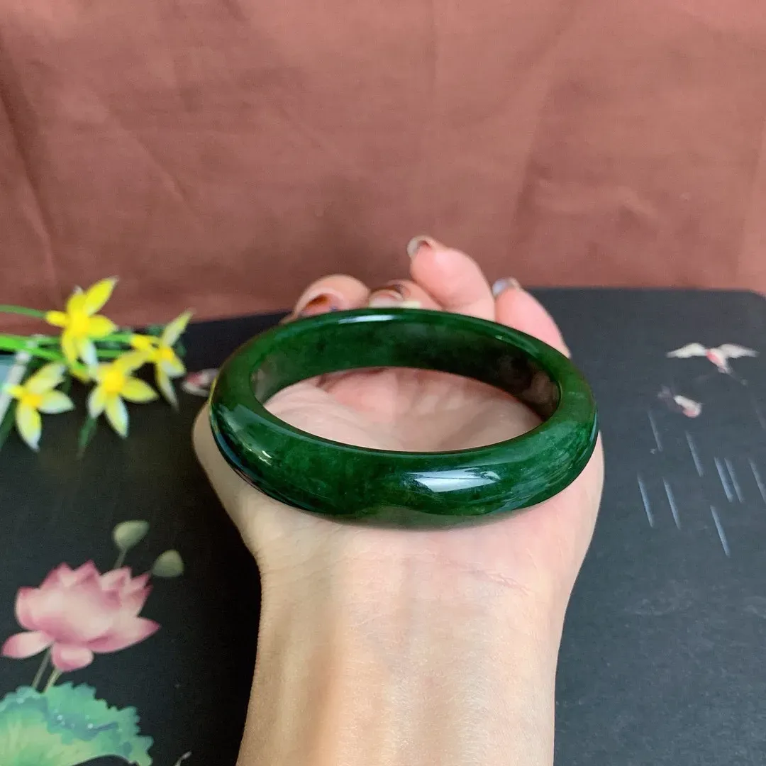 和田玉58.5圈口菠菜绿碧玉手镯！玉质细腻油润 底色纯净 无纹裂 脂粉好，品质高