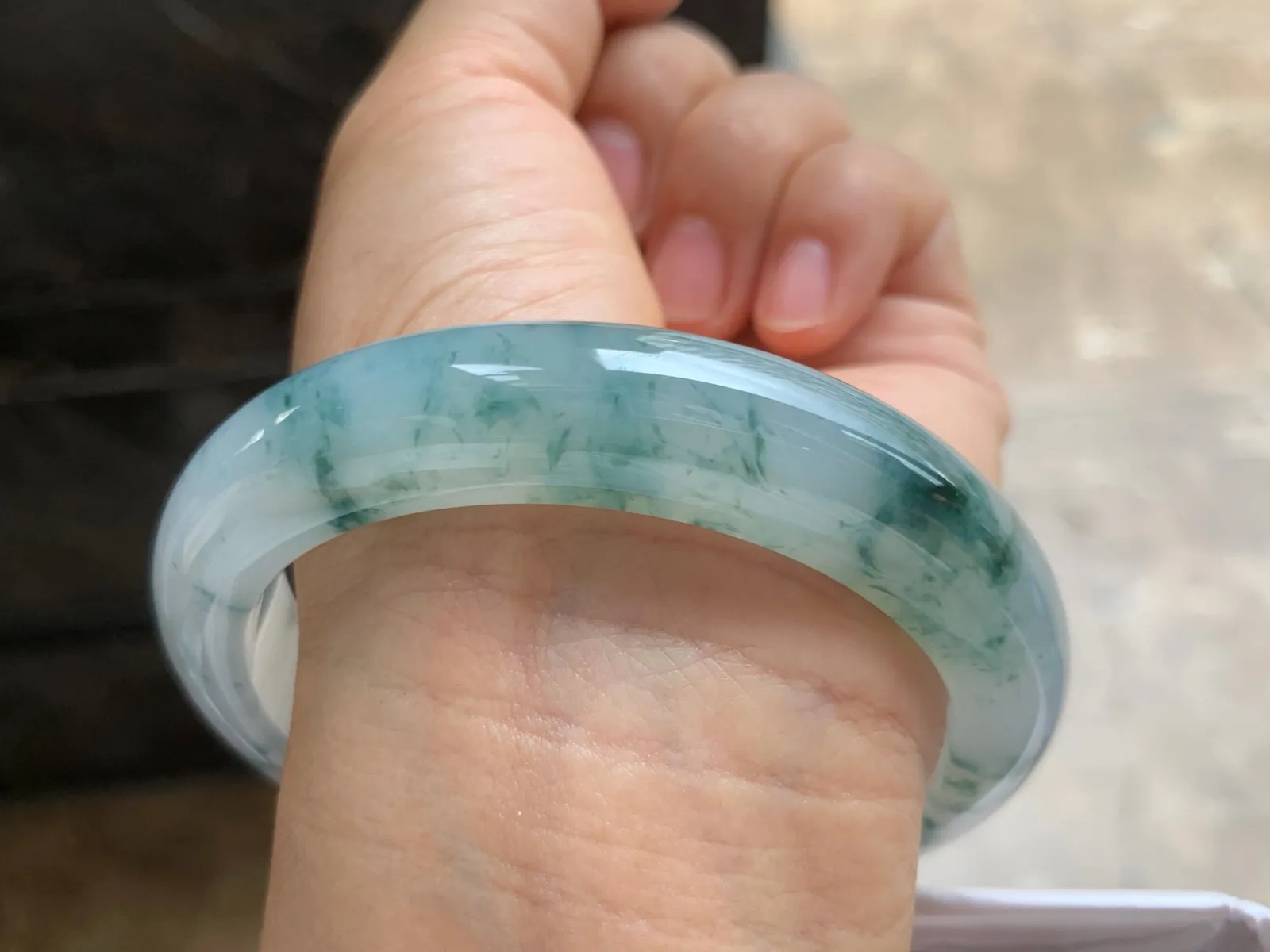60-13.4-9.4mm
糯冰飘花手镯 底子细腻 水润 大圈口
