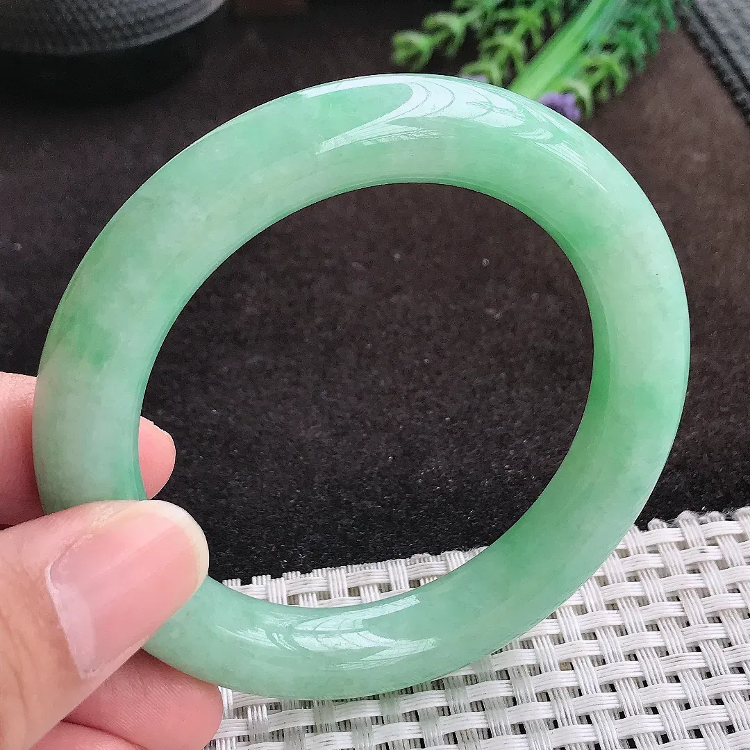 自然光55/11.2/11老坑精美温润满绿圆条手镯翡翠玉镯手环