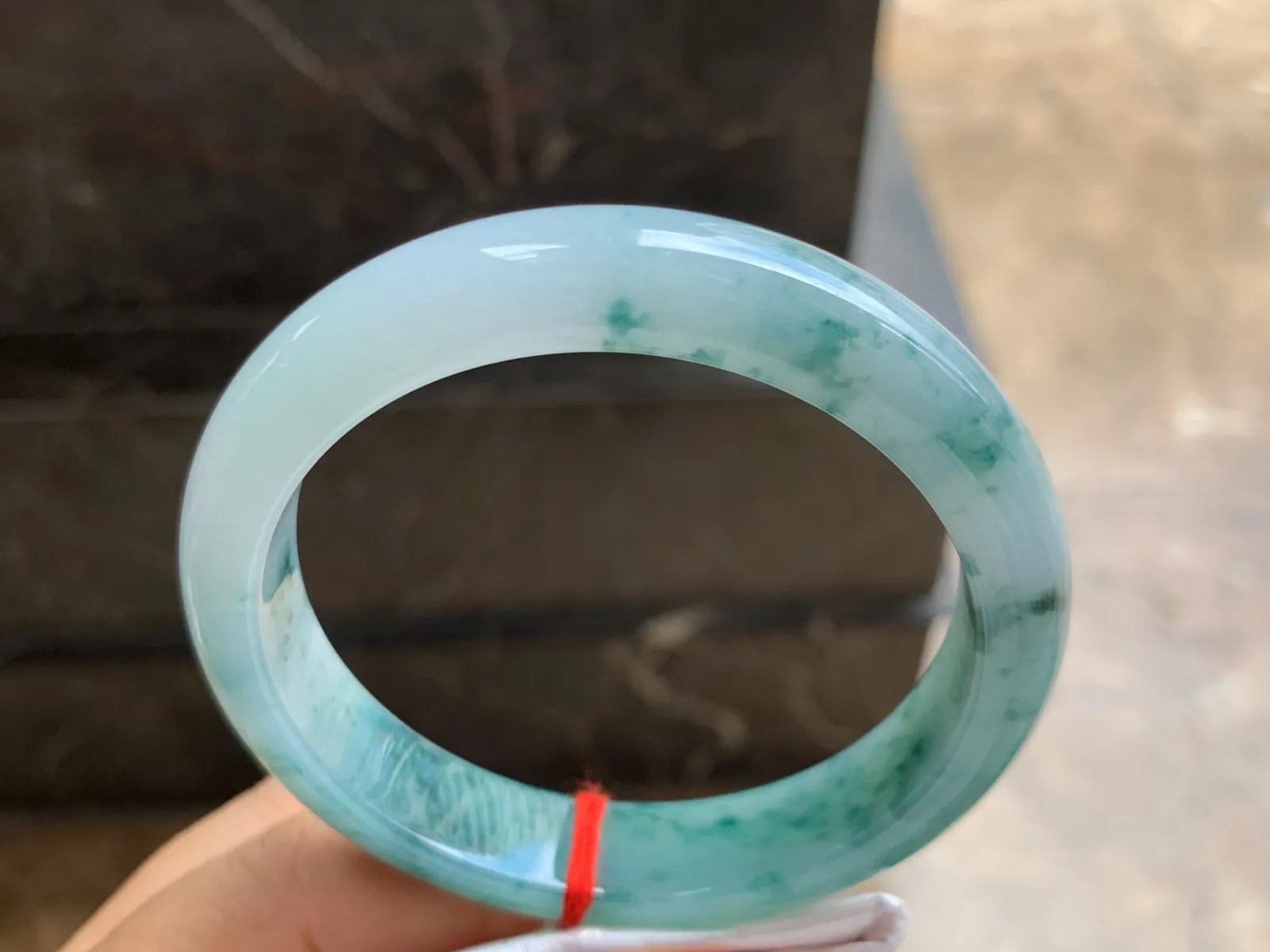 60-12.7-8.5mm
糯冰飘花手镯 底子细腻 大圈口